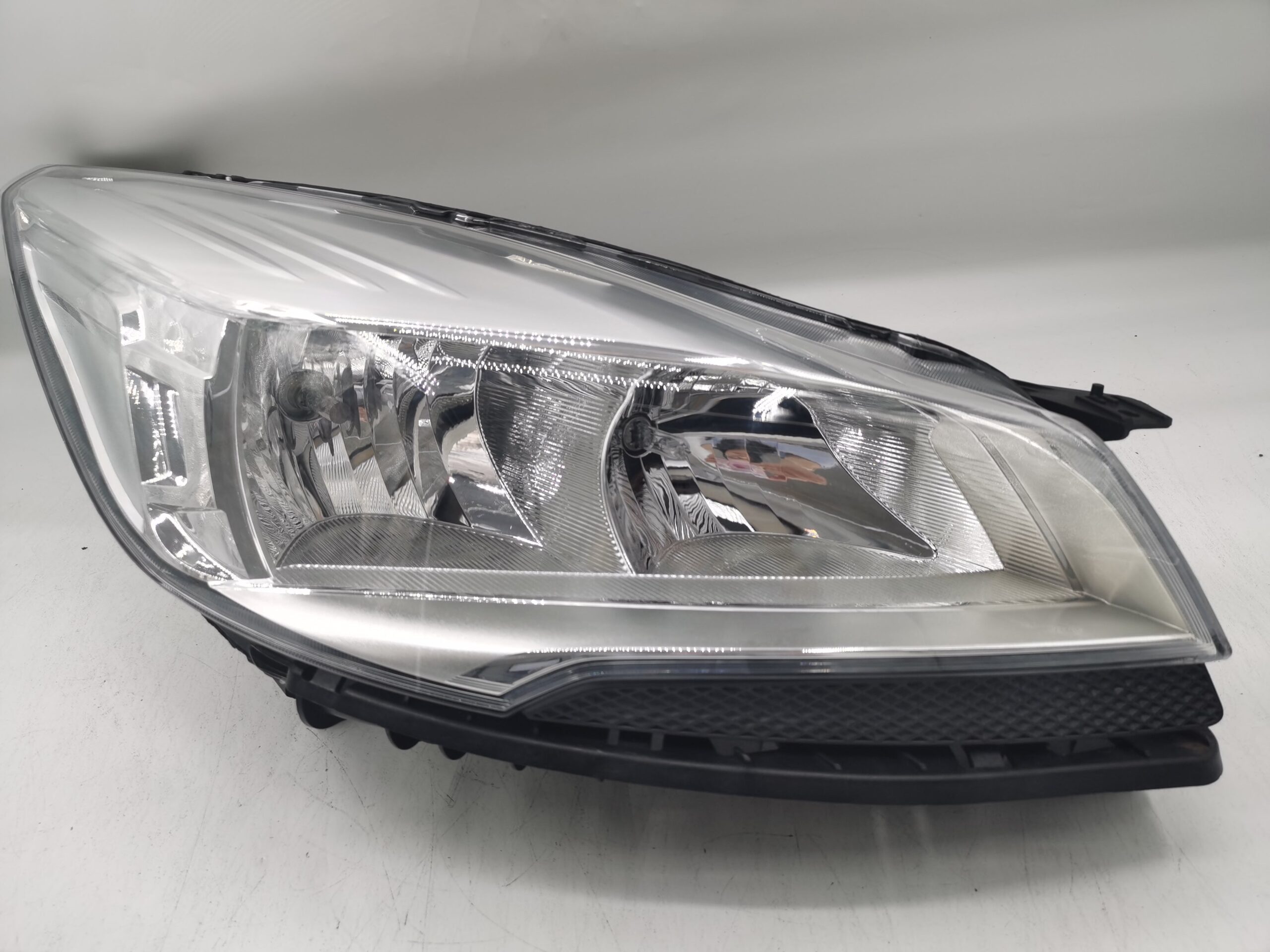 Ford ESCAPE(KUGA) 2013-2016 HALOGEN R.H.S HEADLIGHT ASSEMBLY