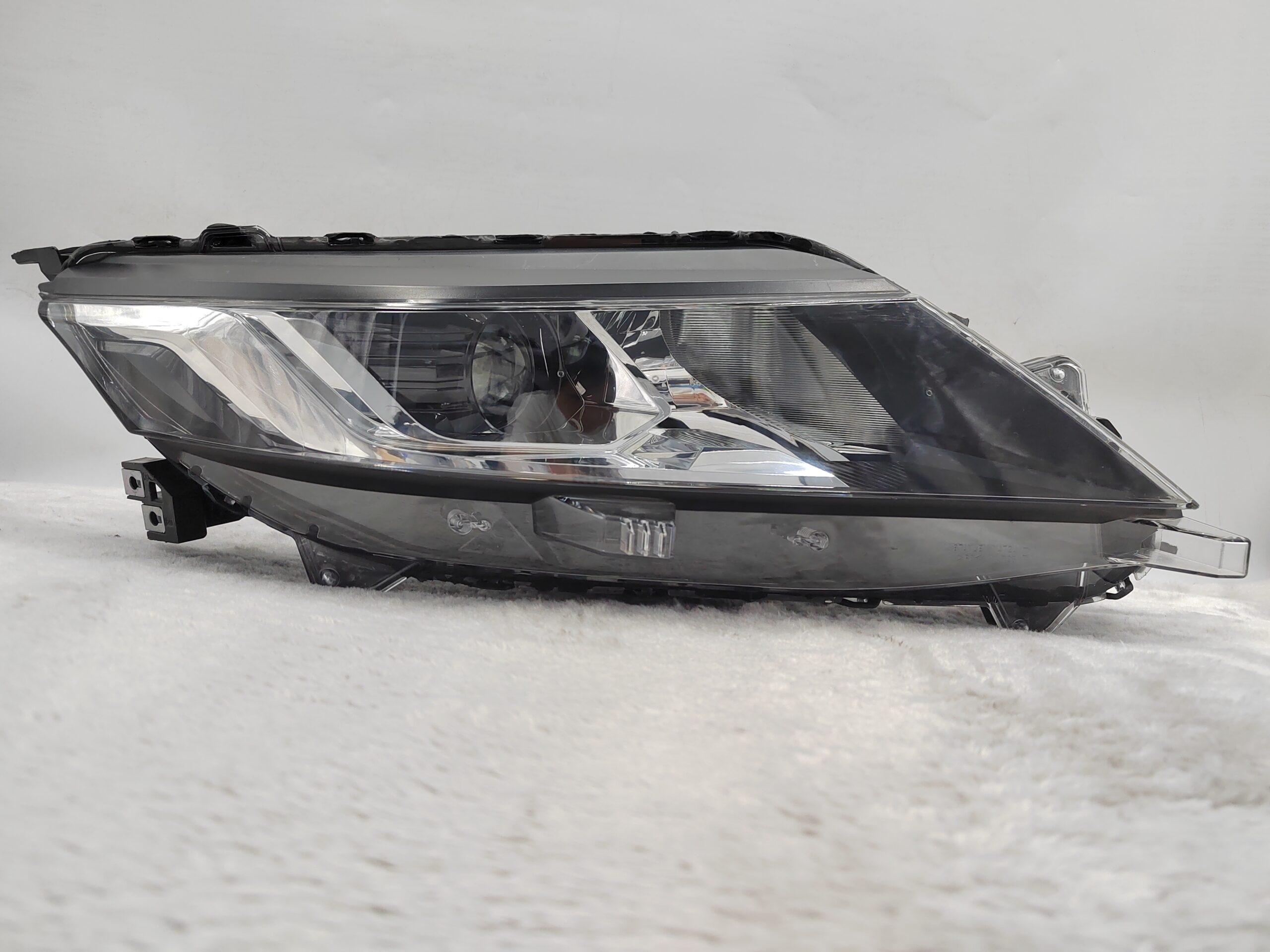 MITSUBISHI TRITON L200 2019-2023 HALOGEN R.H.S HEADLIGHT ASSEMBLY