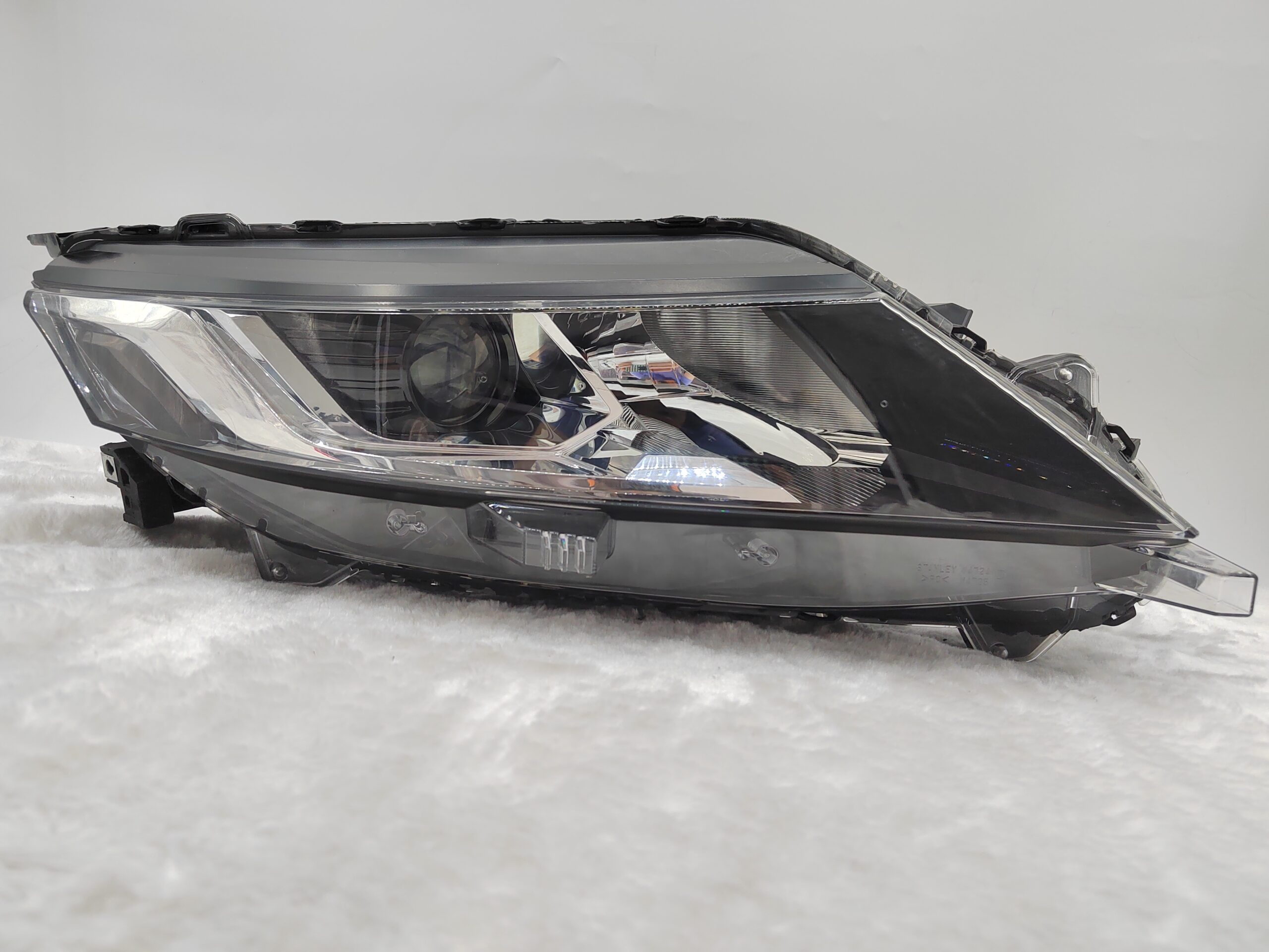 MITSUBISHI TRITON L200 2019-2023 HALOGEN R.H.S HEADLIGHT ASSEMBLY