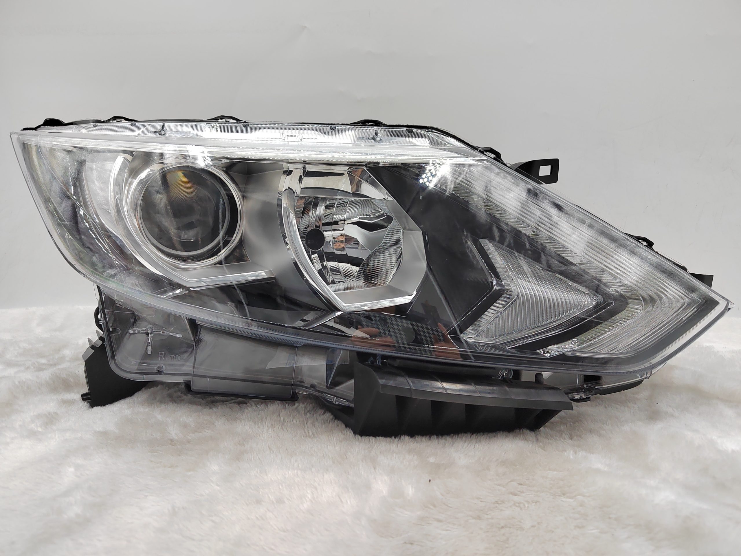 NISSAN QASHQAI J11 2014-2016 HALOGEN R.H.S HEADLIGHT ASSEMBLY
