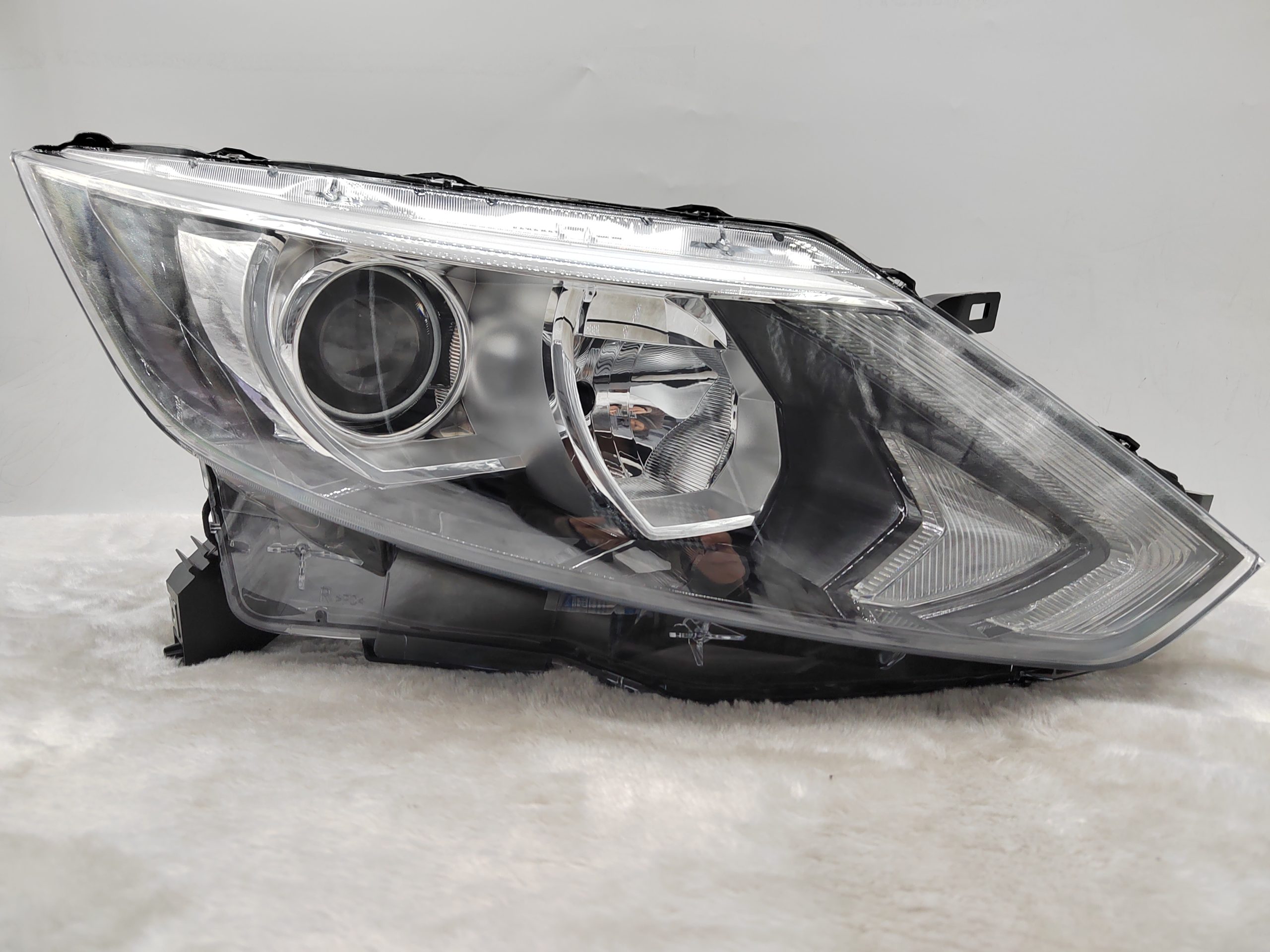 NISSAN QASHQAI J11 2014-2016 HALOGEN R.H.S HEADLIGHT ASSEMBLY
