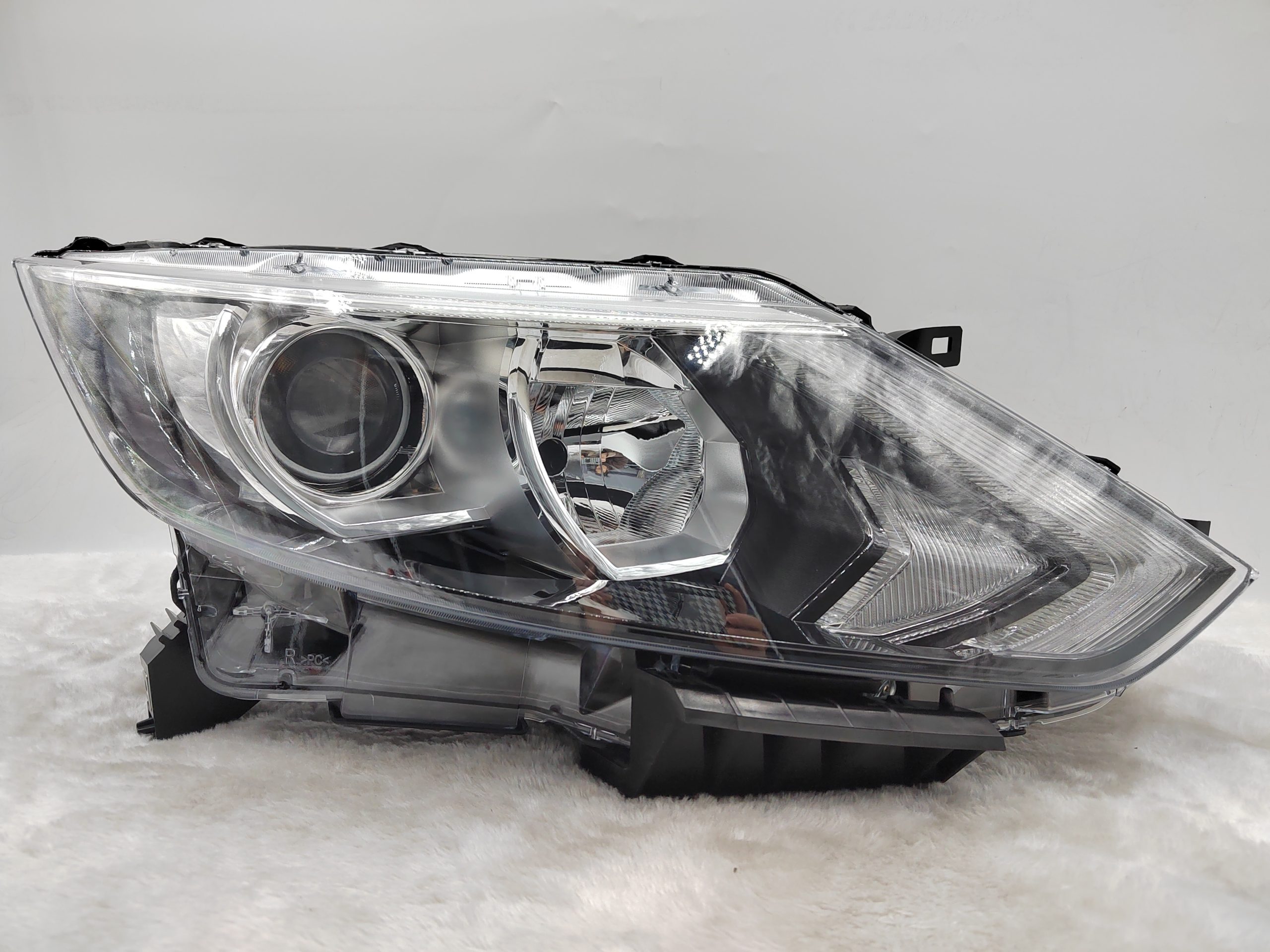 NISSAN QASHQAI J11 2014-2016 HALOGEN R.H.S HEADLIGHT ASSEMBLY