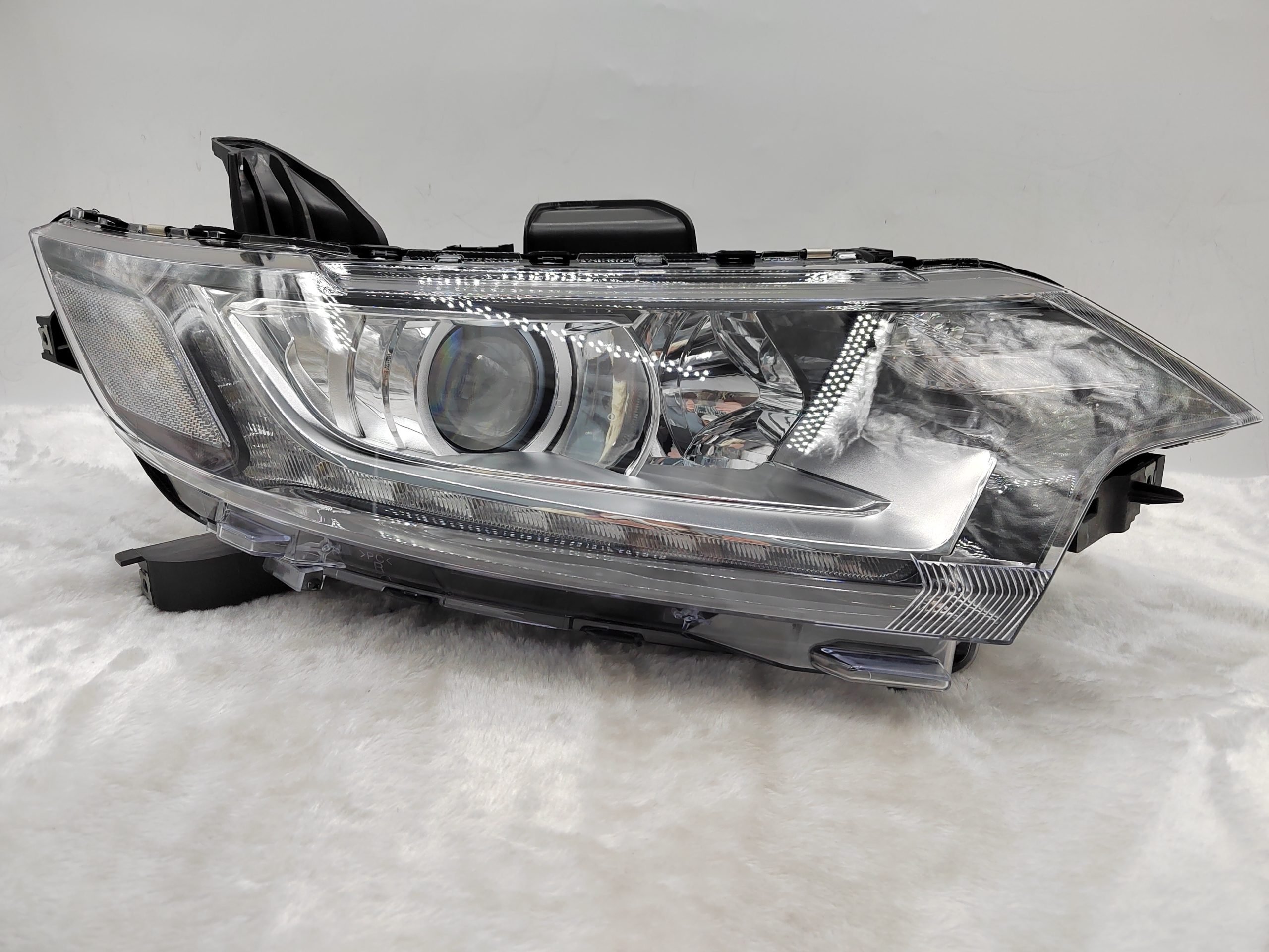 MITSUBISHI OUTLANDER 2016-2020 HALOGEN R.H.S HEADLIGHT ASSEMBLY