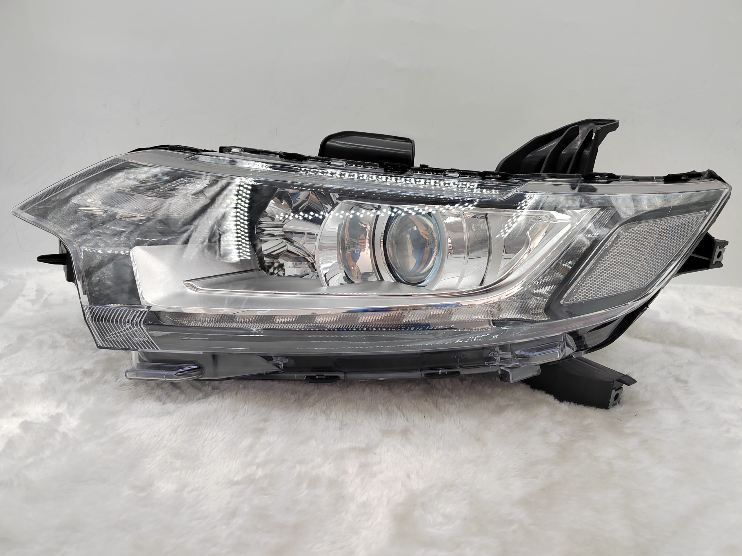 MITSUBISHI OUTLANDER 2016-2020 HALOGEN L.H.S HEADLIGHT ASSEMBLY