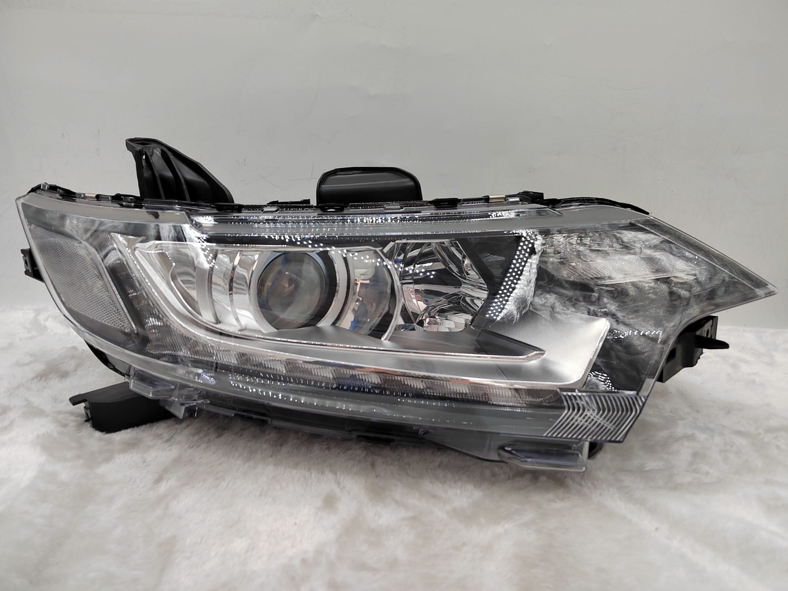 MITSUBISHI OUTLANDER 2016-2020 HALOGEN R.H.S HEADLIGHT ASSEMBLY