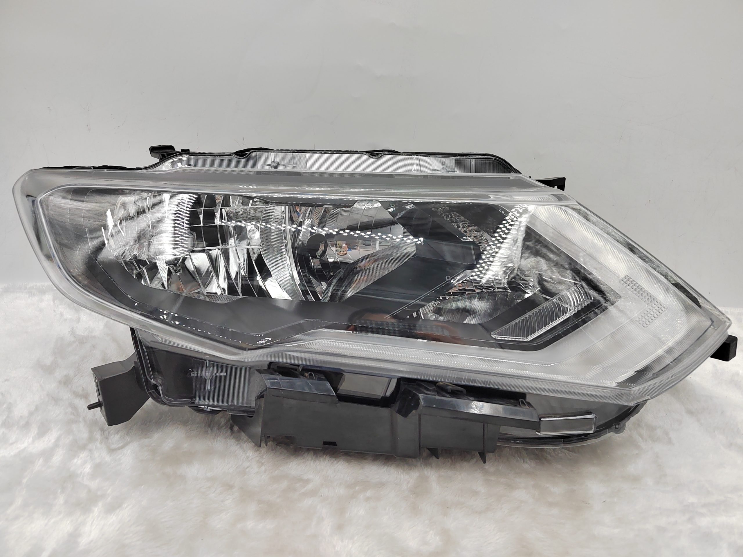 NISSAN X-TRAIL T32 2017-2019 HALOGEN R.H.S HEADLIGHT ASSEMBLY