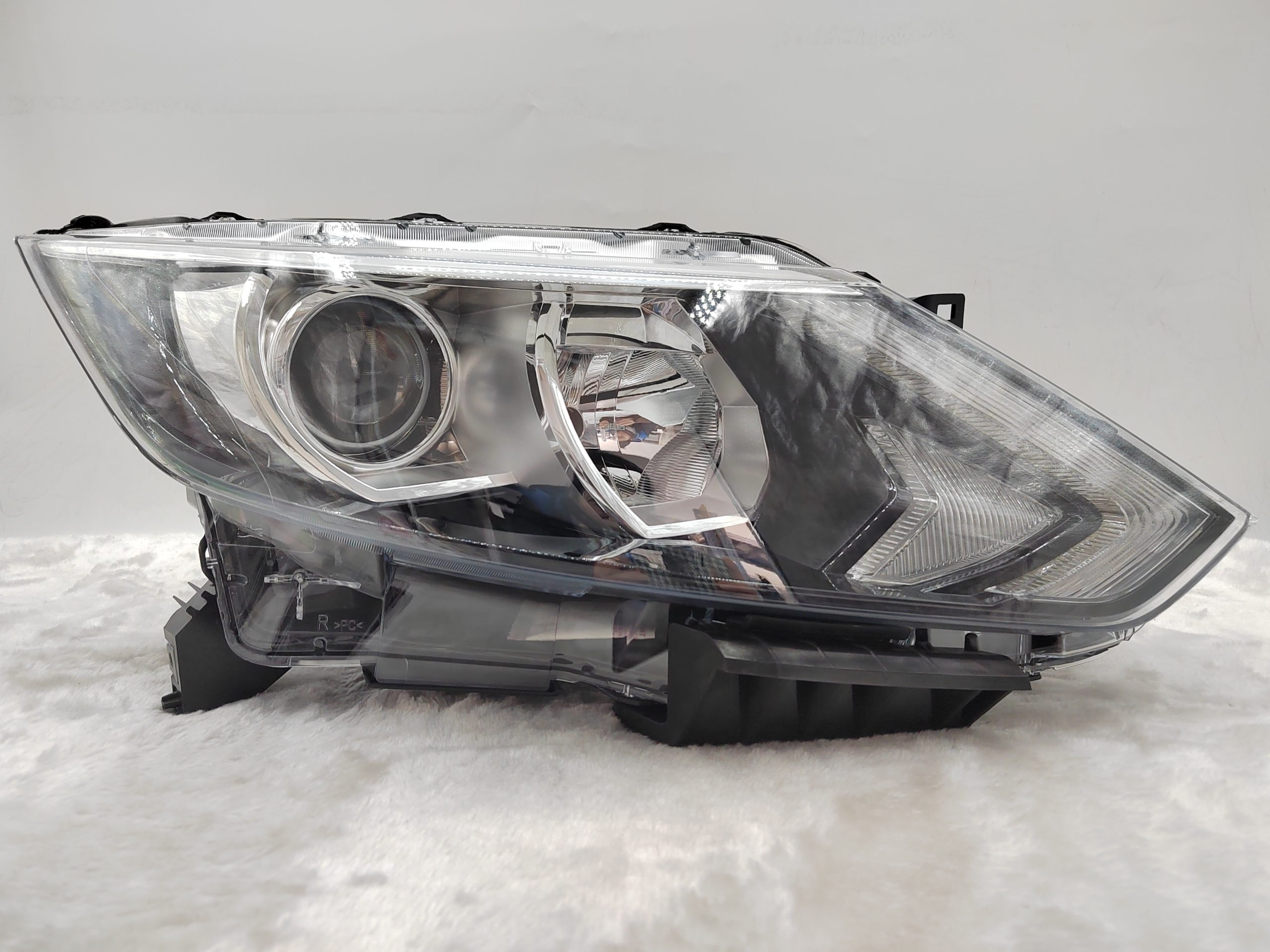 NISSAN QASHQAI J11 2014-2016 HALOGEN R.H.S HEADLIGHT ASSEMBLY