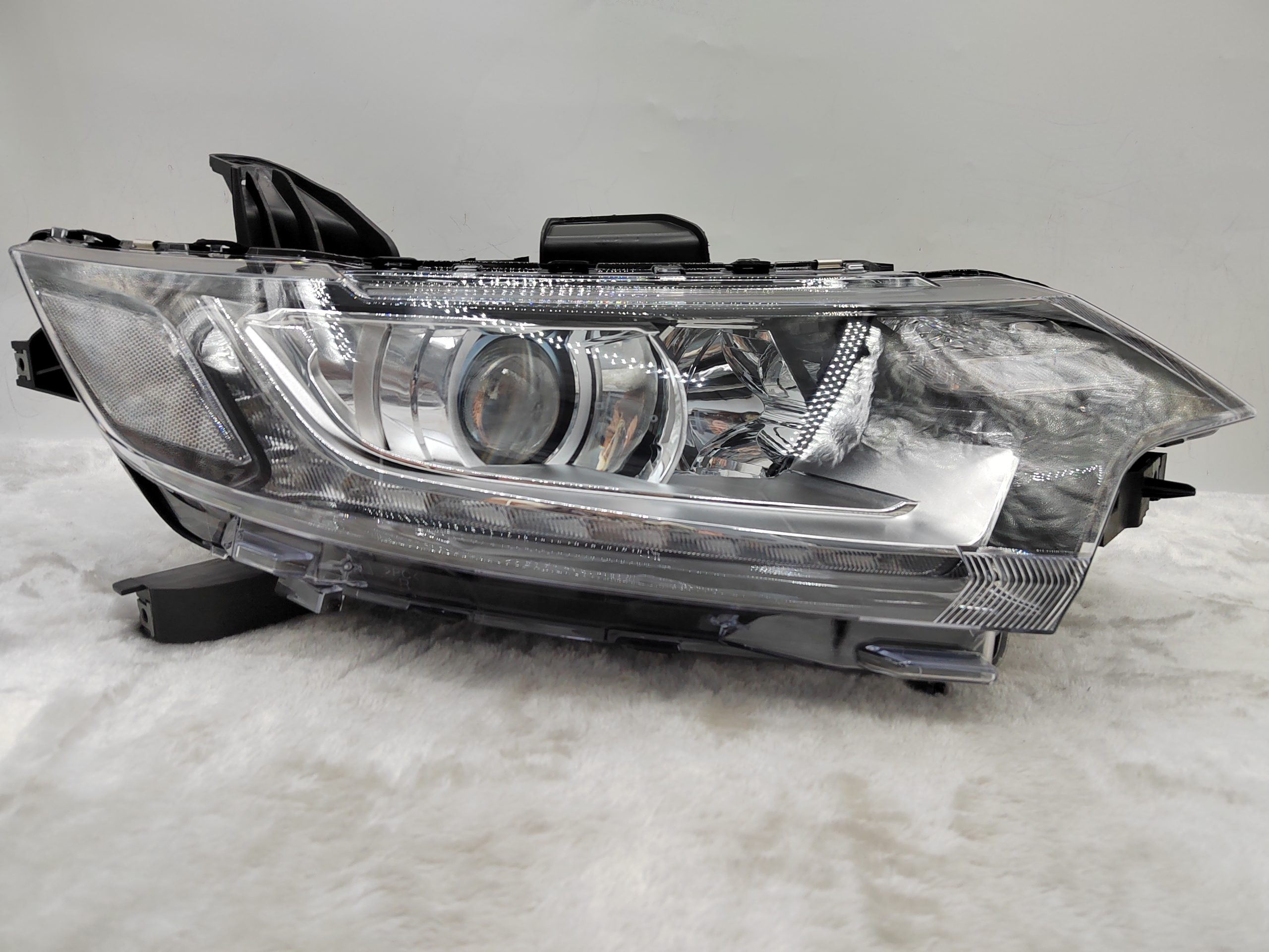 MITSUBISHI OUTLANDER 2016-2020 HALOGEN R.H.S HEADLIGHT ASSEMBLY