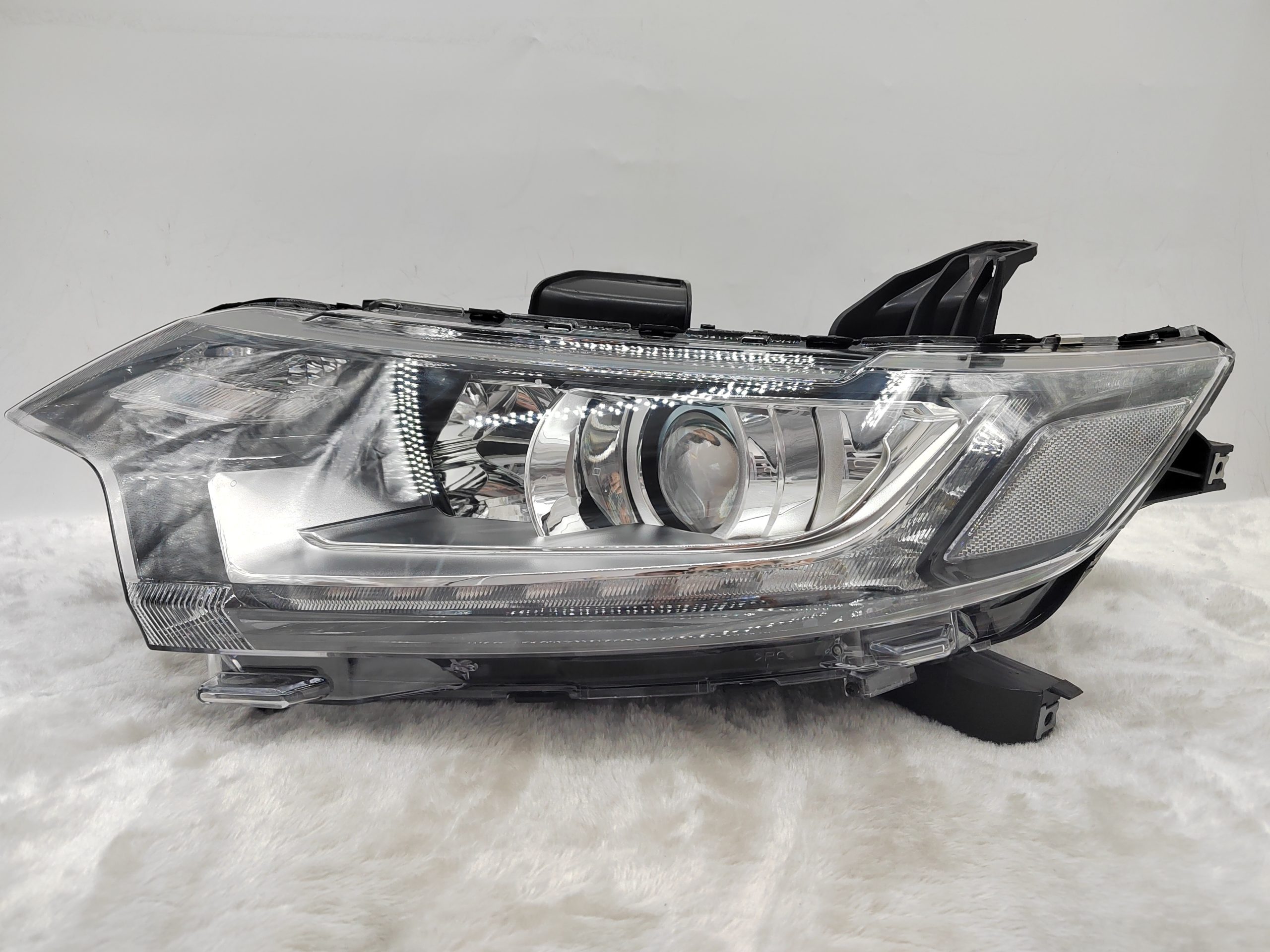 MITSUBISHI OUTLANDER 2016-2020 HALOGEN L.H.S HEADLIGHT ASSEMBLY