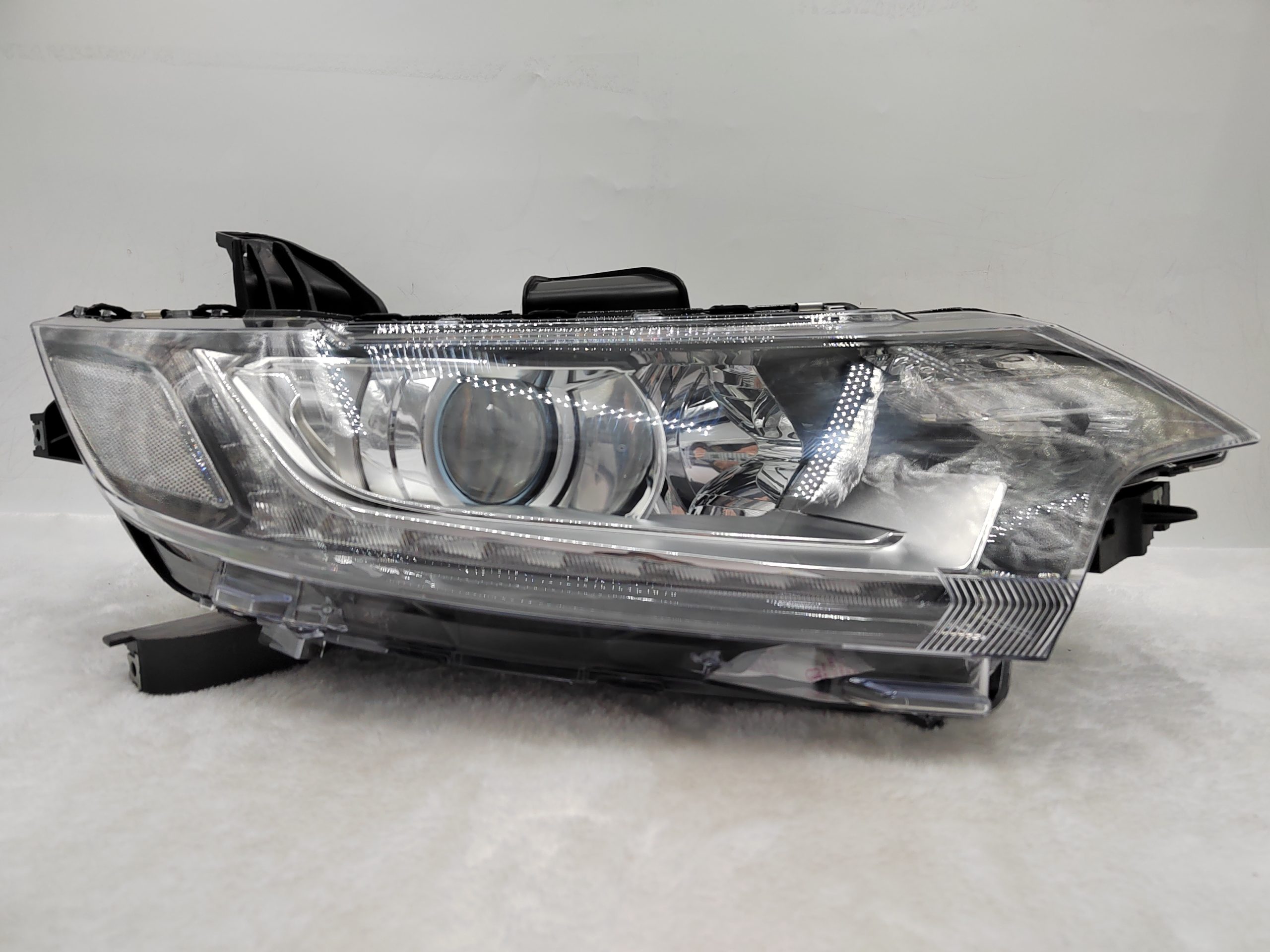 MITSUBISHI OUTLANDER 2016-2020 HALOGEN R.H.S HEADLIGHT ASSEMBLY