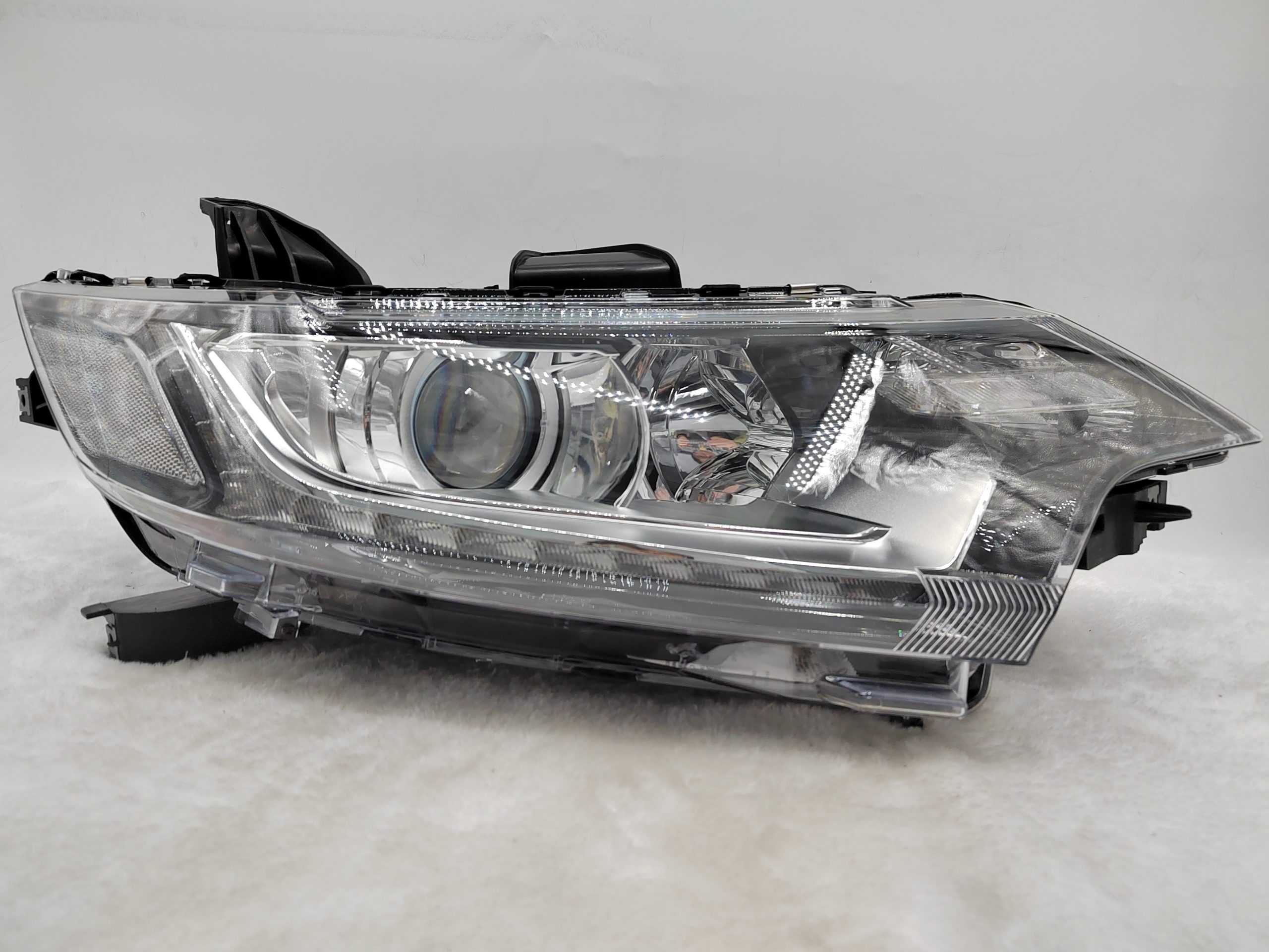 MITSUBISHI OUTLANDER 2016-2020 HALOGEN R.H.S HEADLIGHT ASSEMBLY