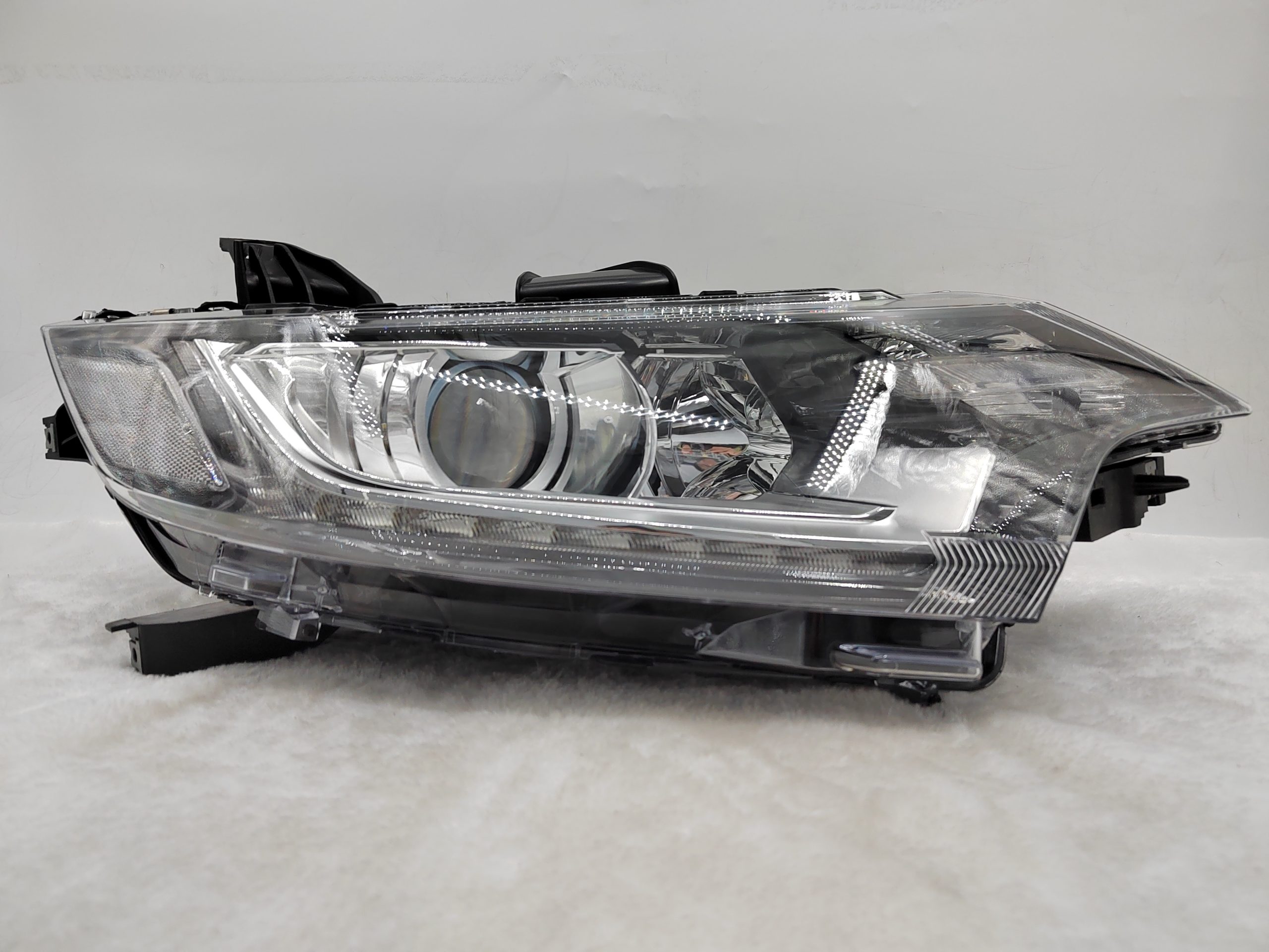 MITSUBISHI OUTLANDER 2016-2020 HALOGEN R.H.S HEADLIGHT ASSEMBLY