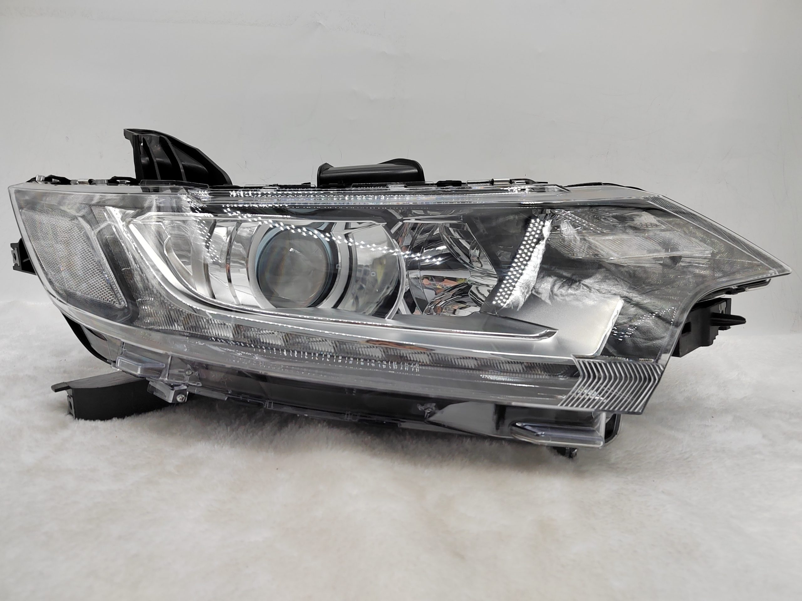 MITSUBISHI OUTLANDER 2016-2020 HALOGEN R.H.S HEADLIGHT ASSEMBLY
