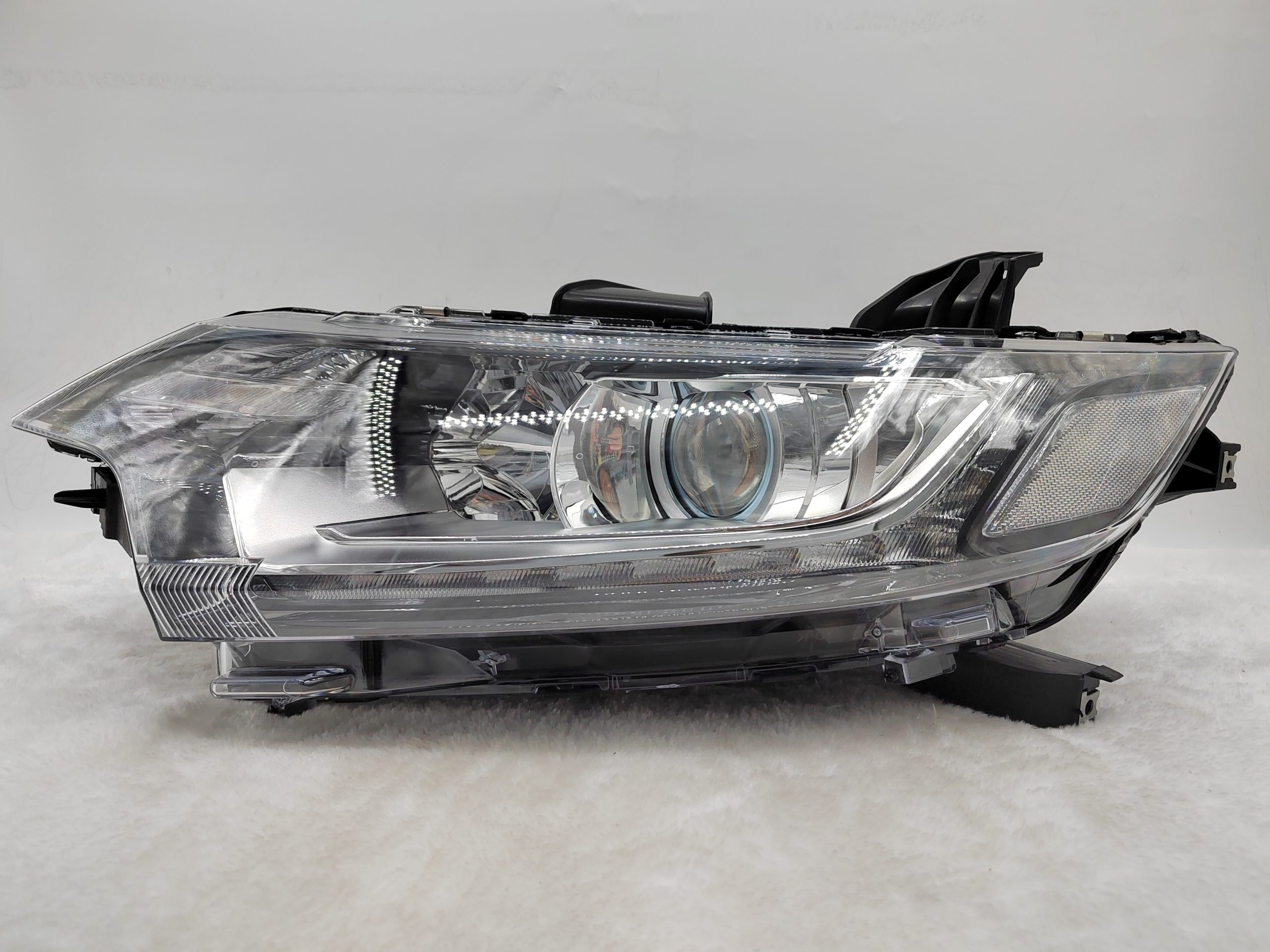 MITSUBISHI OUTLANDER 2016-2020 HALOGEN L.H.S HEADLIGHT ASSEMBLY