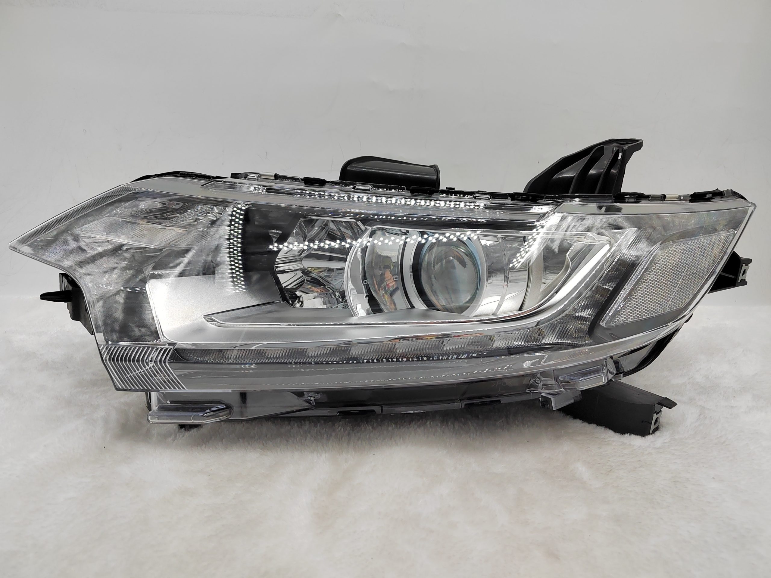 MITSUBISHI OUTLANDER 2016-2020 HALOGEN L.H.S HEADLIGHT ASSEMBLY