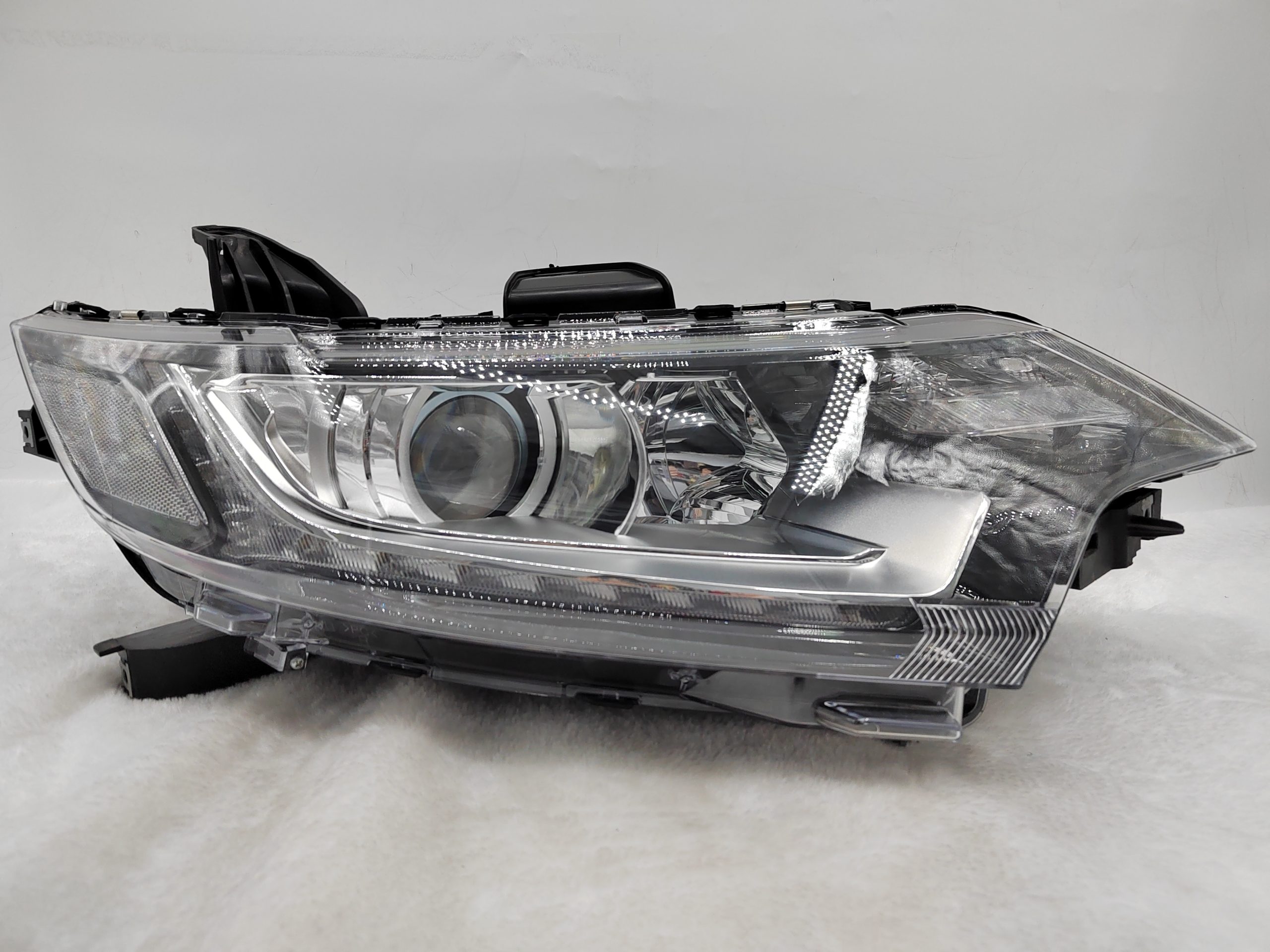 MITSUBISHI OUTLANDER 2016-2020 HALOGEN R.H.S HEADLIGHT ASSEMBLY