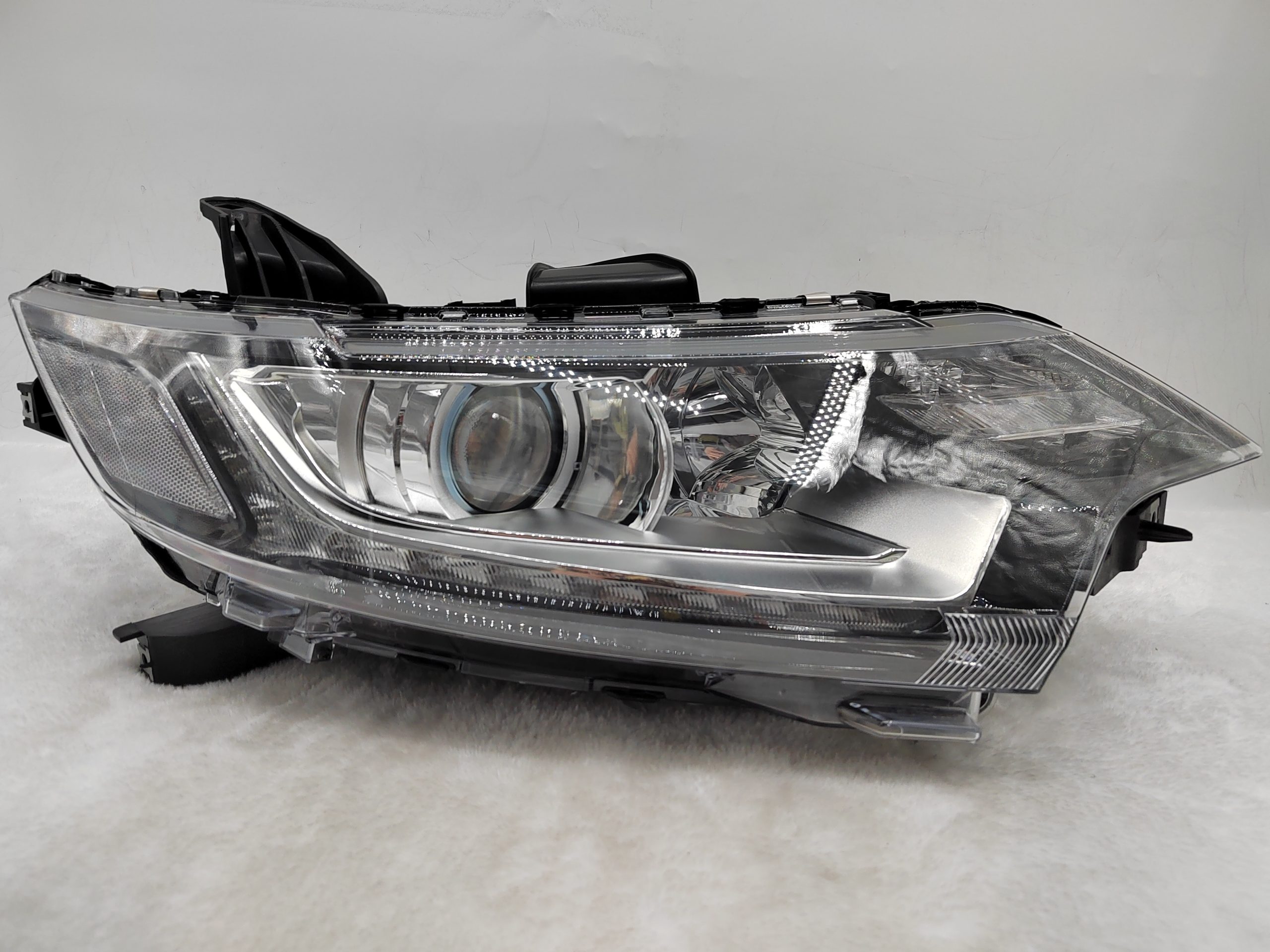 MITSUBISHI OUTLANDER 2016-2020 HALOGEN R.H.S HEADLIGHT ASSEMBLY