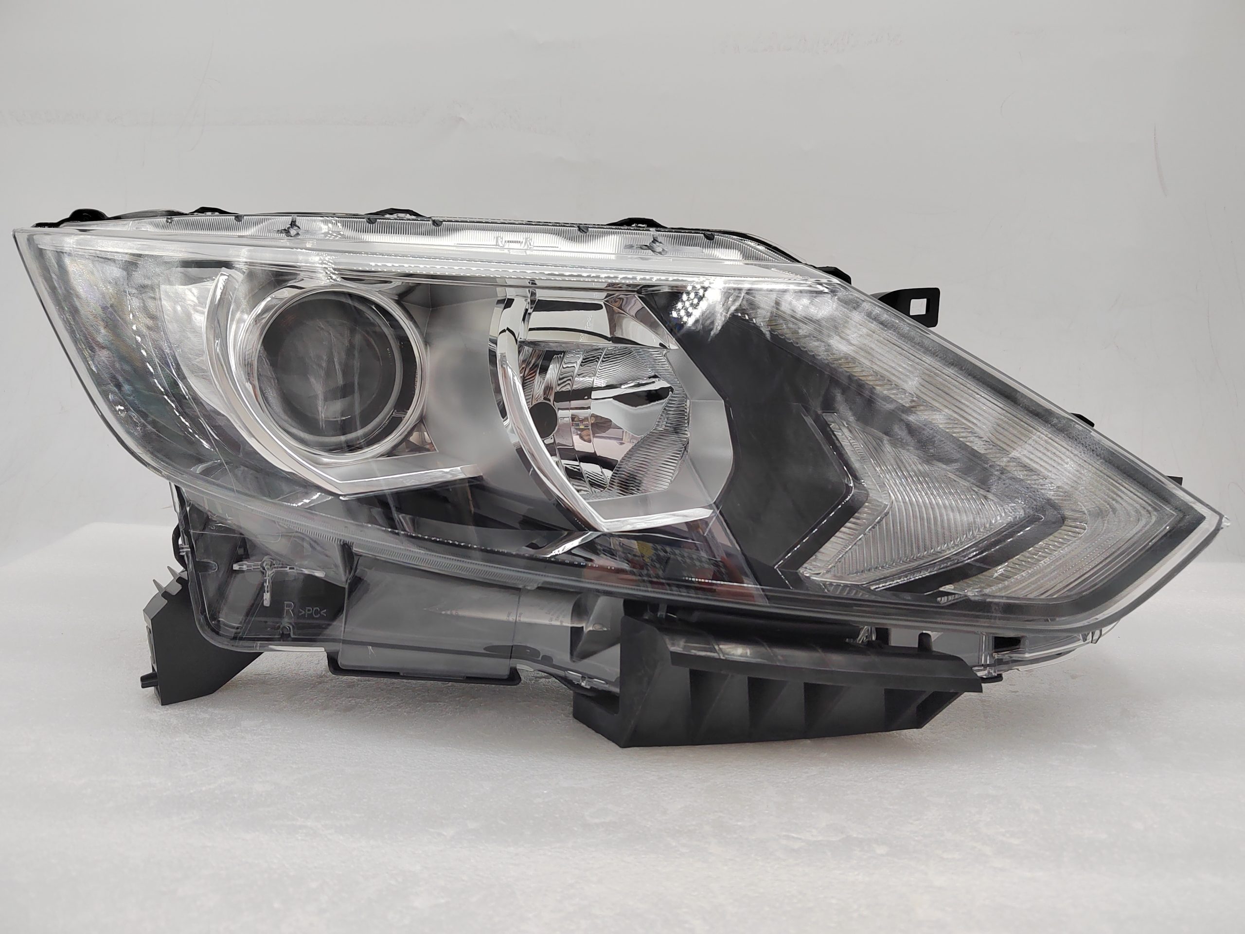 NISSAN QASHQAI J11 2014-2016 HALOGEN R.H.S HEADLIGHT ASSEMBLY