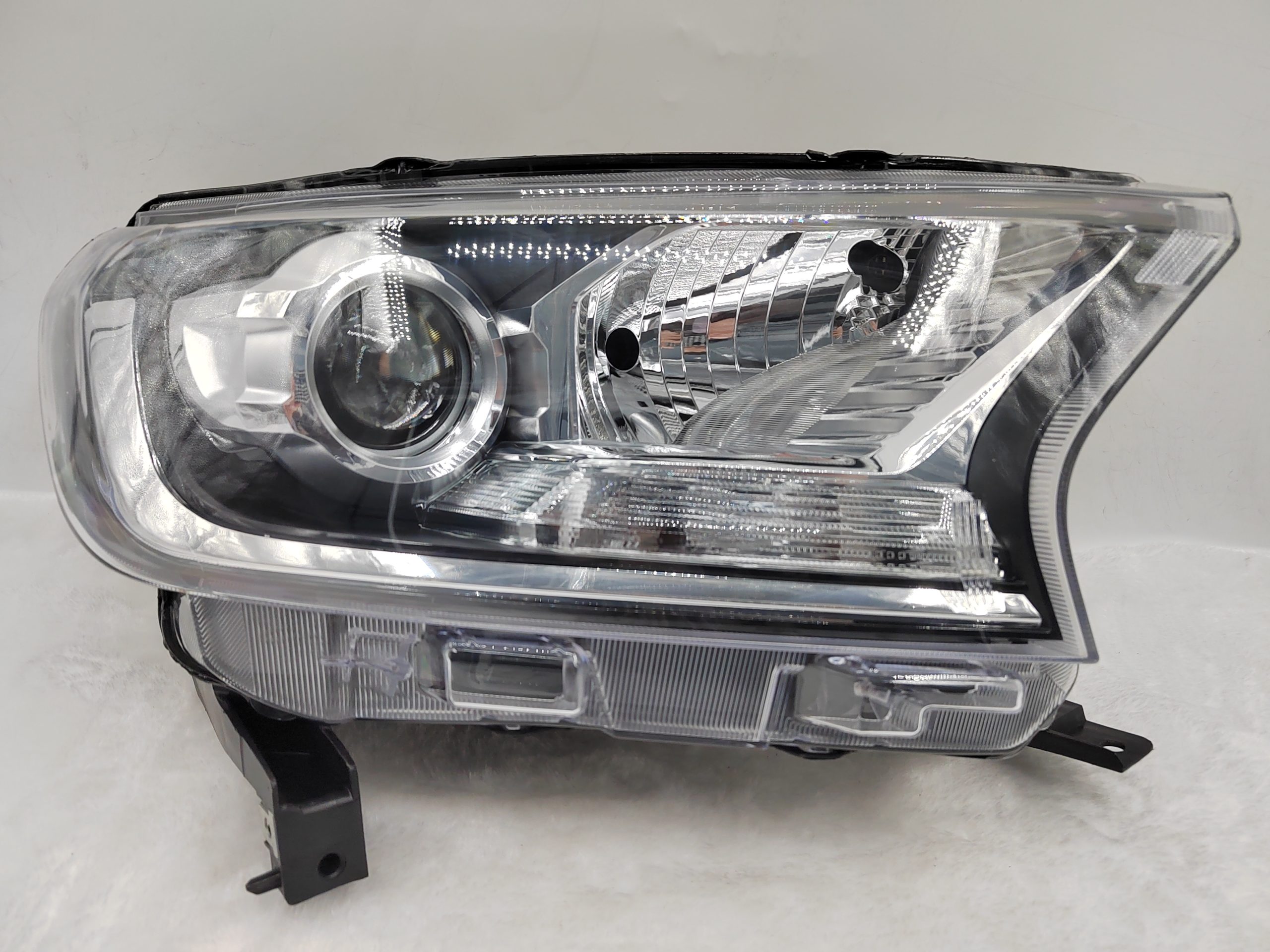 FORD EVEREST RANGER 2015-2019 HALOGEN R.H.S HEADLIGHT ASSEMBLY