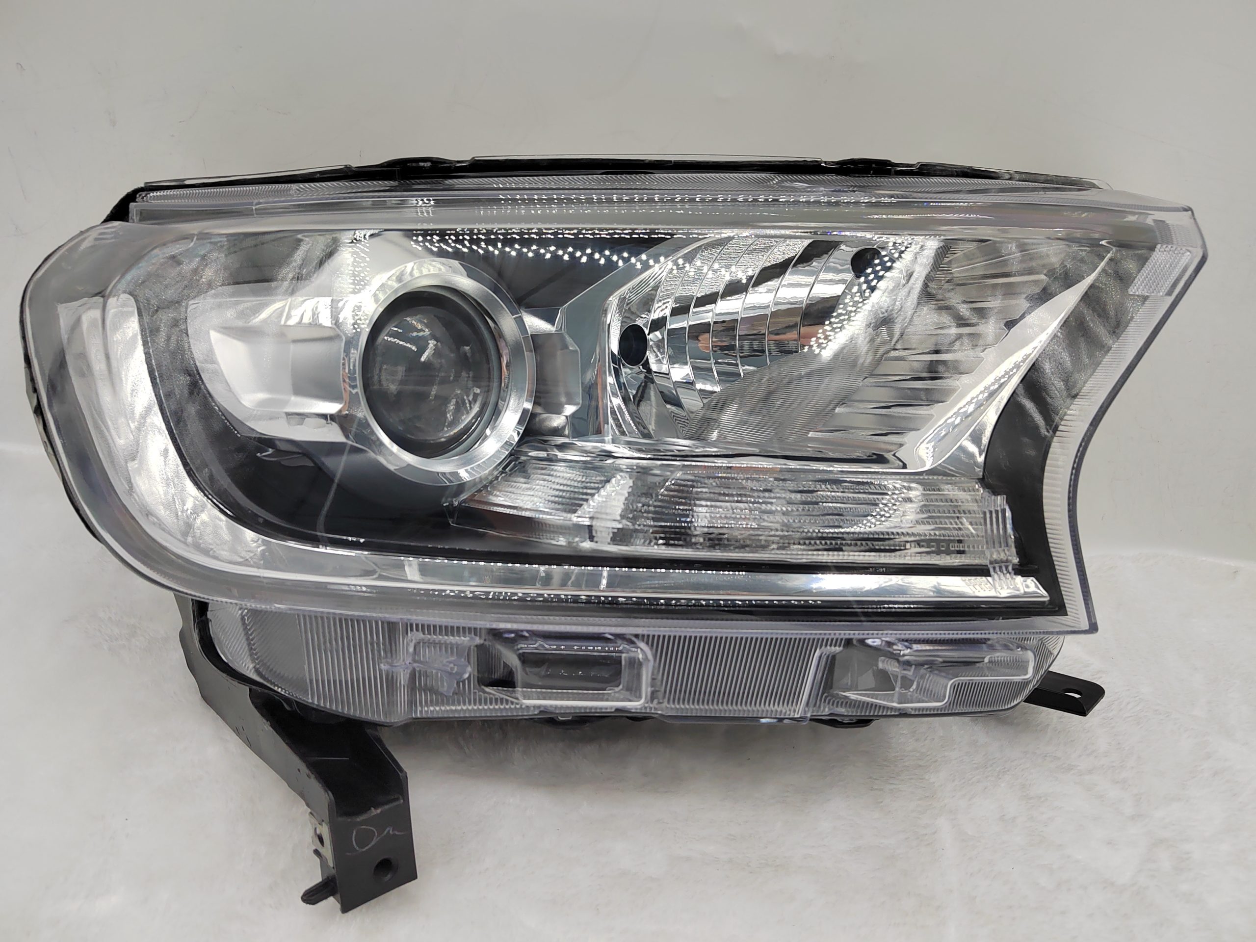 FORD EVEREST RANGER 2015-2019 HALOGEN R.H.S HEADLIGHT ASSEMBLY