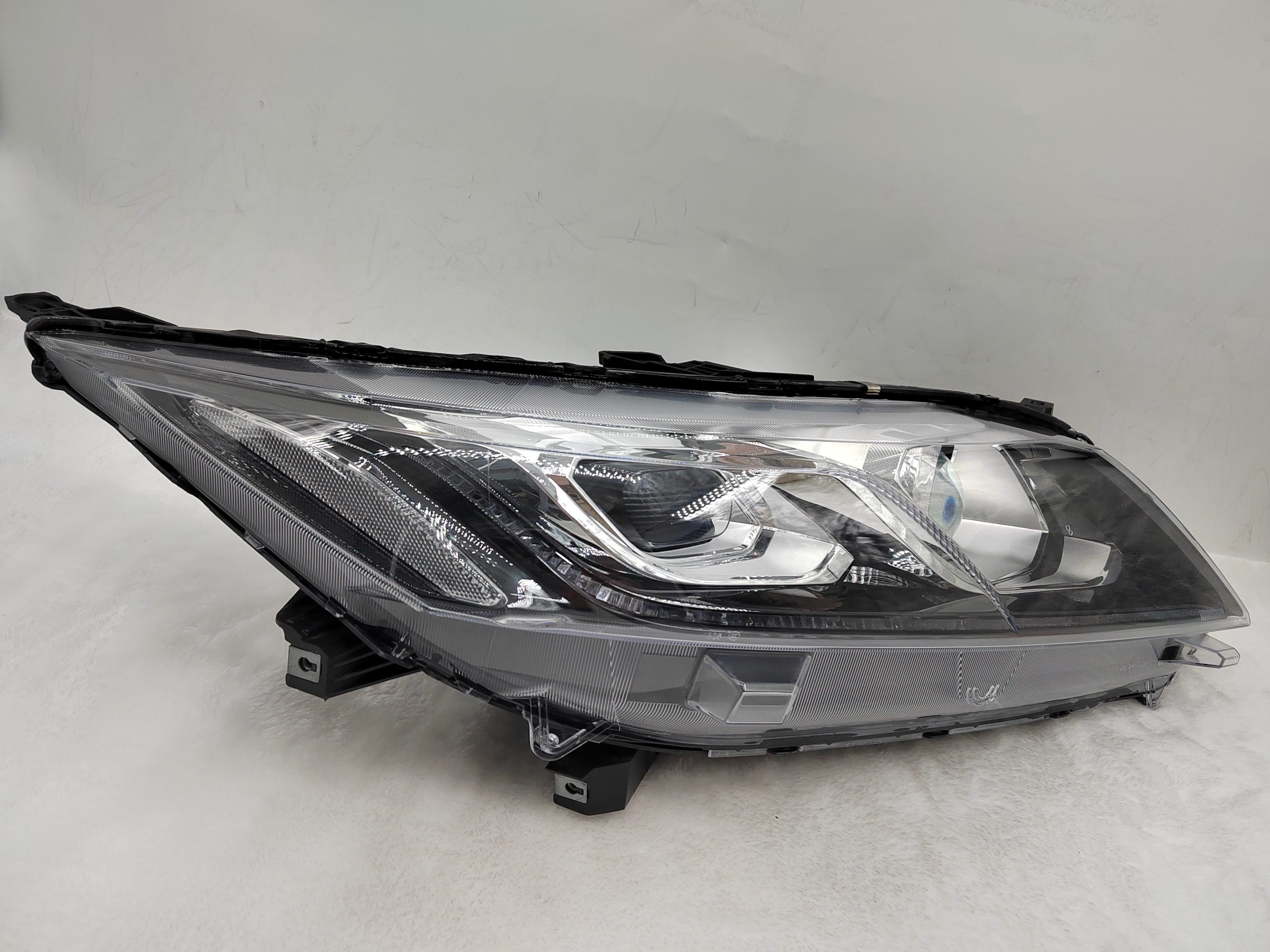 MITSUBISHI ECLIPSE CROSS 2017-2020 HALOGEN R.H.S HEADLIGHT ASSEMBLY
