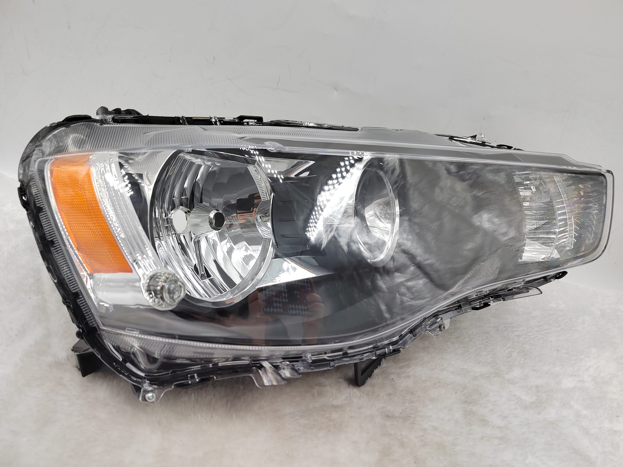 MITSUBISHI OUTLANDER 2009-2012 HALOGEN R.H.S HEADLIGHT ASSEMBLY