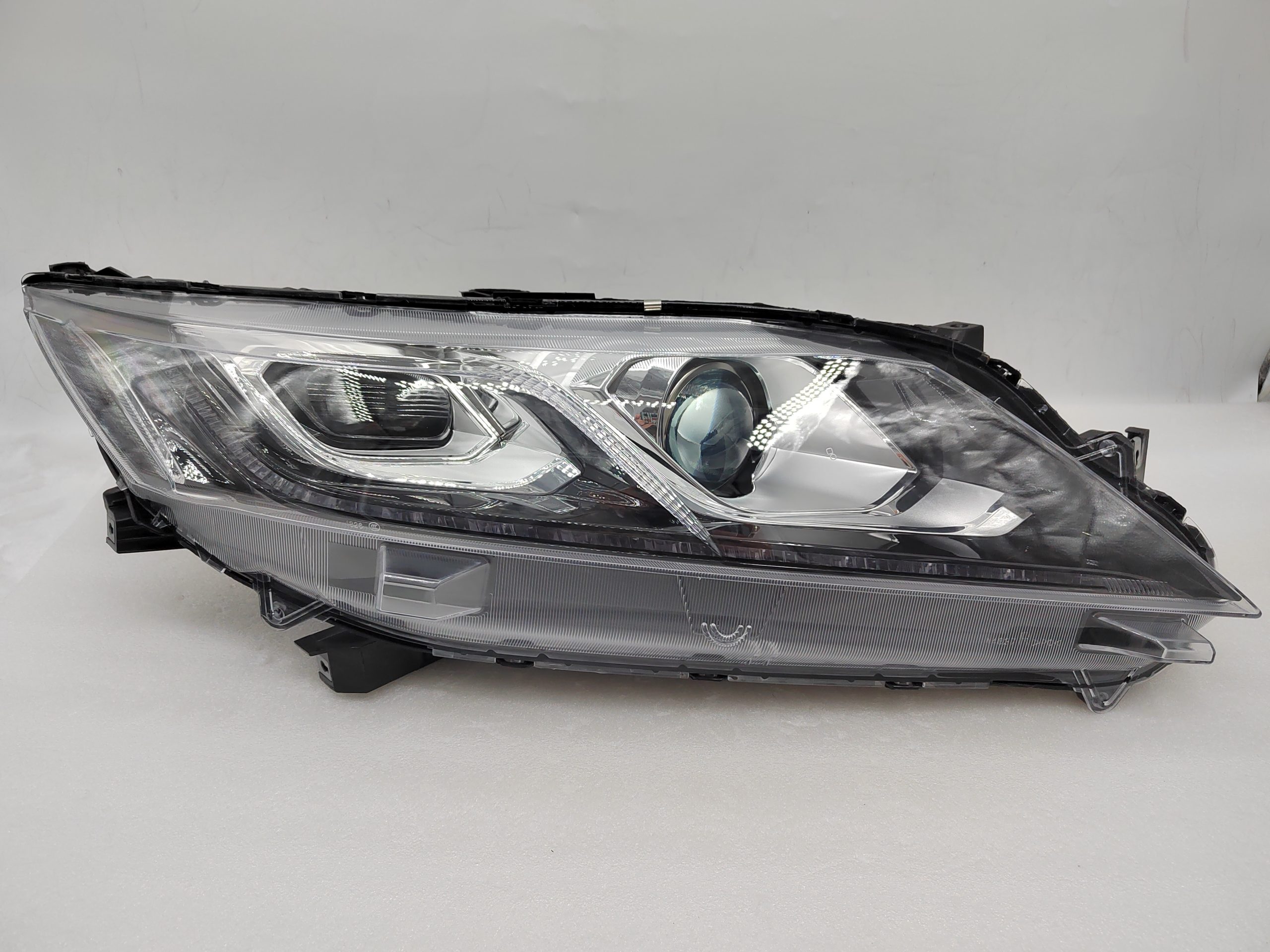 MITSUBISHI ECLIPSE CROSS 2017-2020 HALOGEN R.H.S HEADLIGHT ASSEMBLY