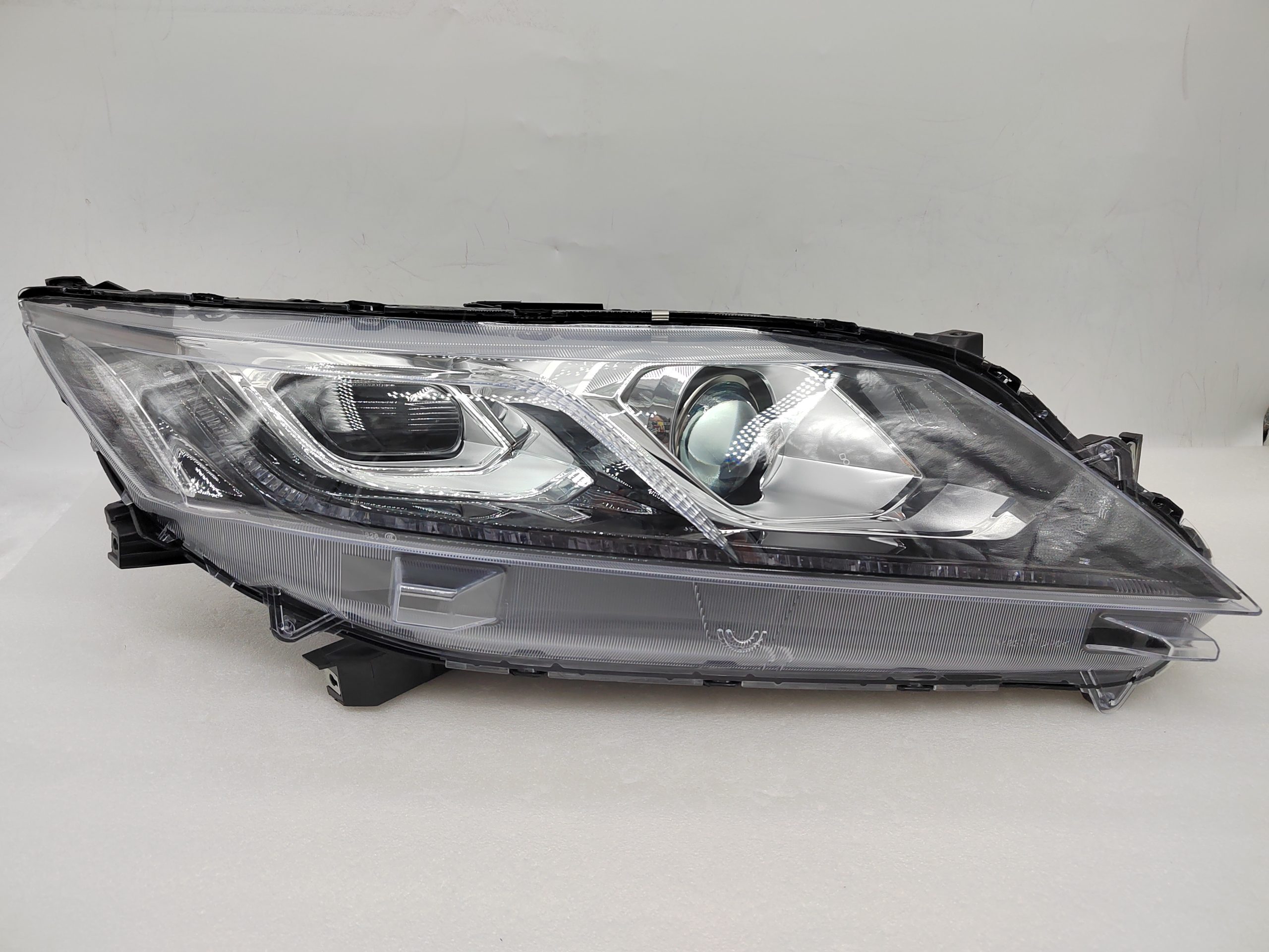 MITSUBISHI ECLIPSE CROSS 2017-2020 HALOGEN R.H.S HEADLIGHT ASSEMBLY