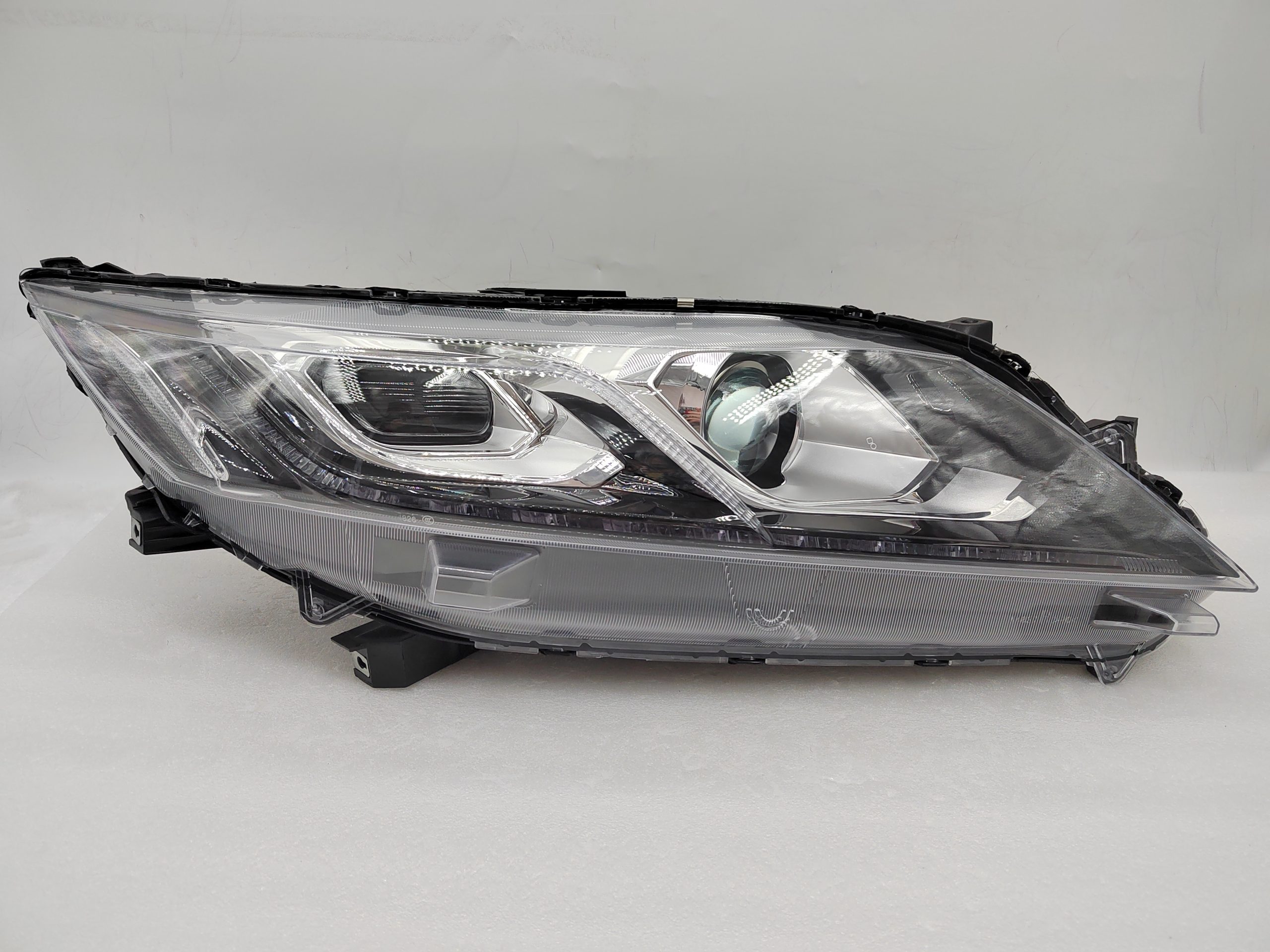 MITSUBISHI ECLIPSE CROSS 2017-2020 HALOGEN R.H.S HEADLIGHT ASSEMBLY