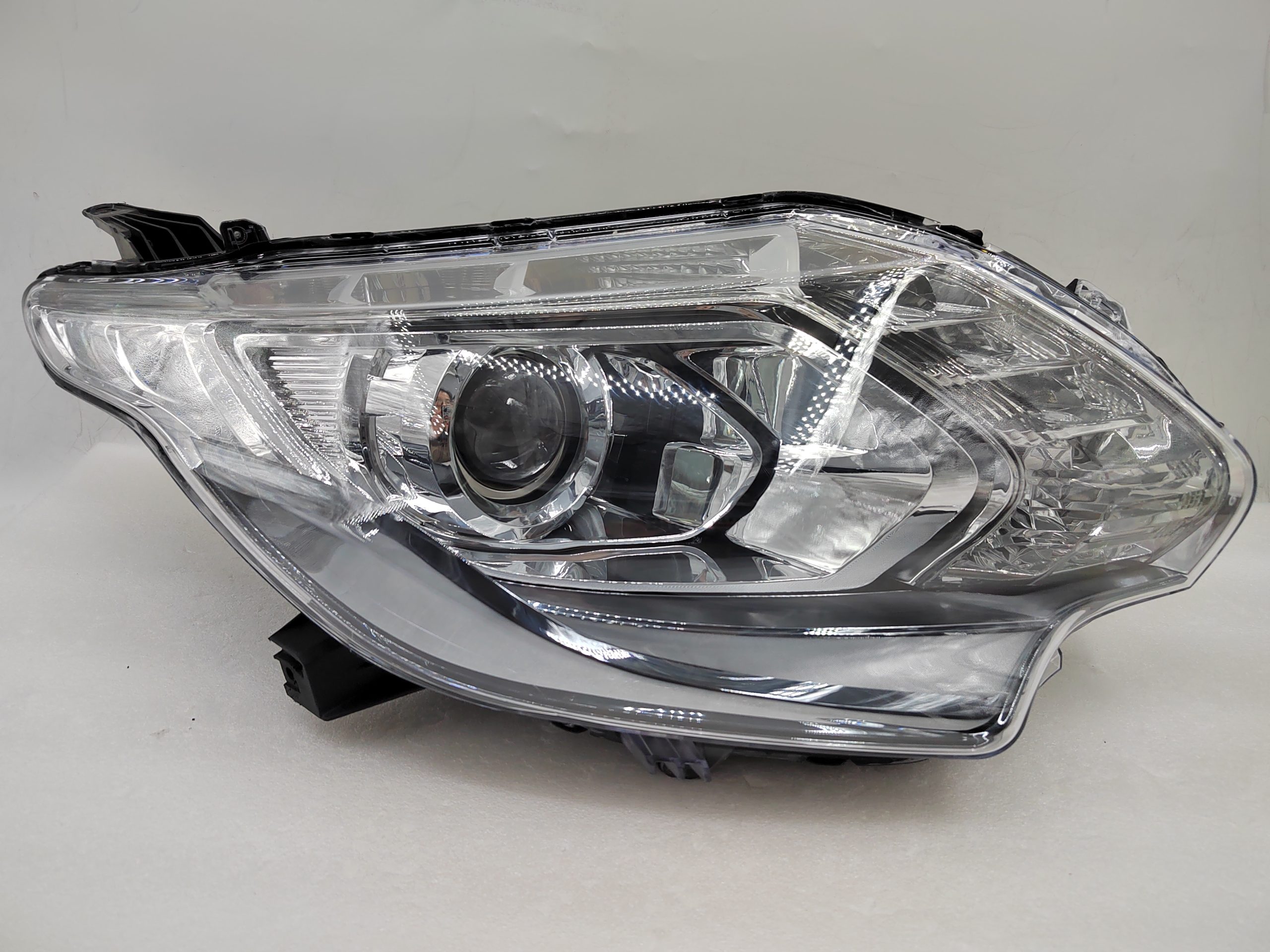 MITSUBISHI TRITON L200 2015-2018 XENON R.H.S HEADLIGHT ASSEMBLY