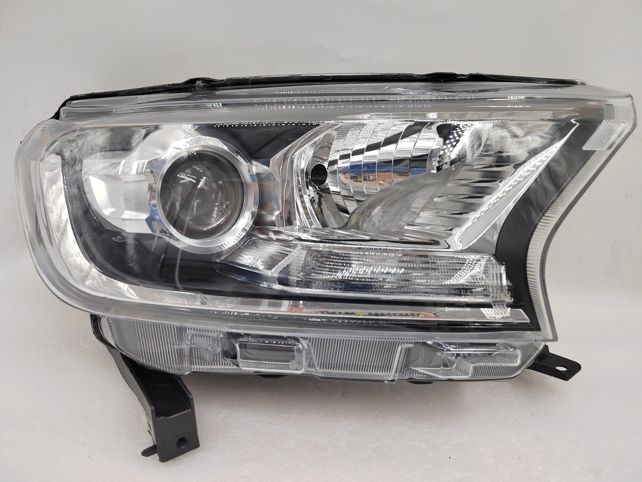 FORD EVEREST RANGER 2015-2019 HALOGEN R.H.S HEADLIGHT ASSEMBLY