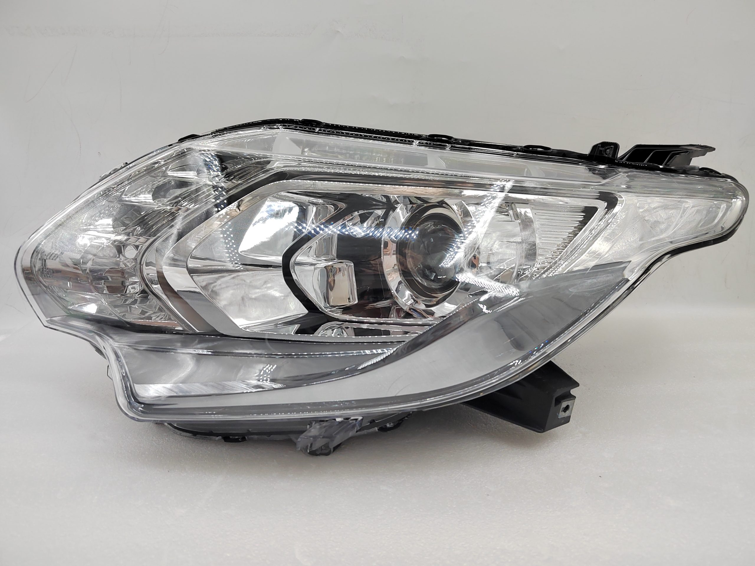 MITSUBISHI TRITON L200 2015-2018 XENON L.H.S HEADLIGHT ASSEMBLY