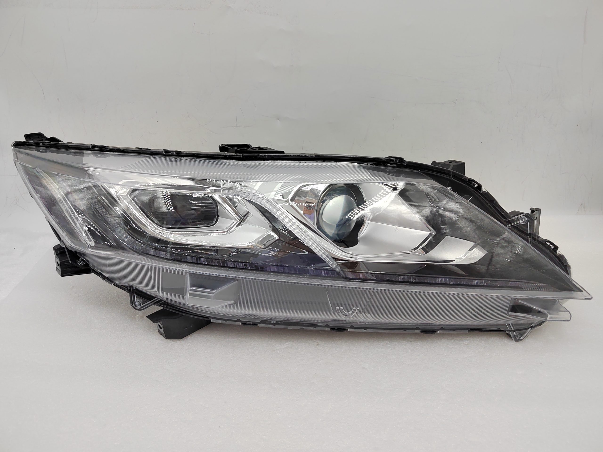MITSUBISHI ECLIPSE CROSS 2017-2020 HALOGEN R.H.S HEADLIGHT ASSEMBLY
