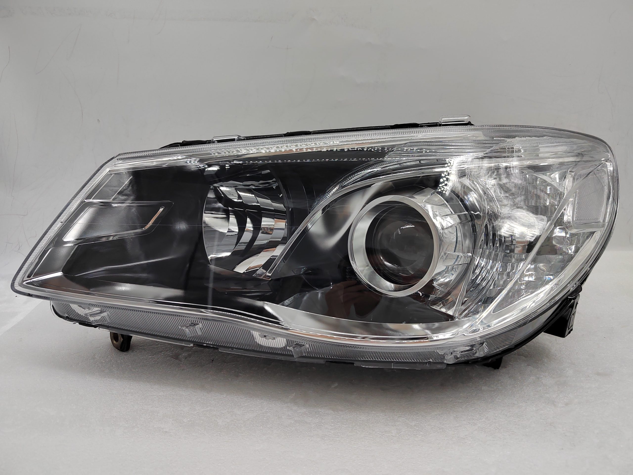 HOLDEN COMMODORE VF SV6 2013-2017 HALOGEN L.H.S HEADLIGHT ASSEMBLY
