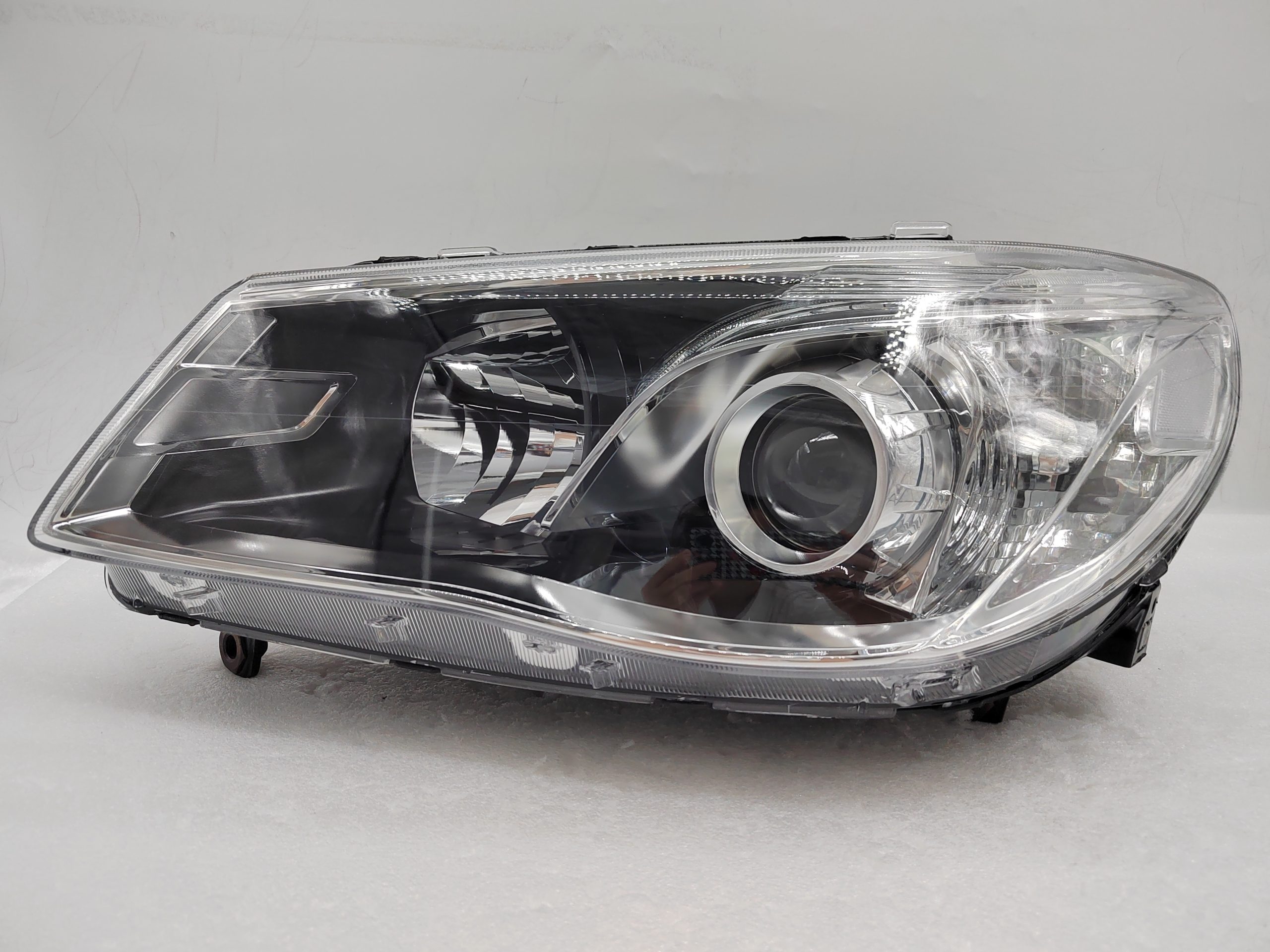 HOLDEN COMMODORE VF SV6 2013-2017 HALOGEN L.H.S HEADLIGHT ASSEMBLY
