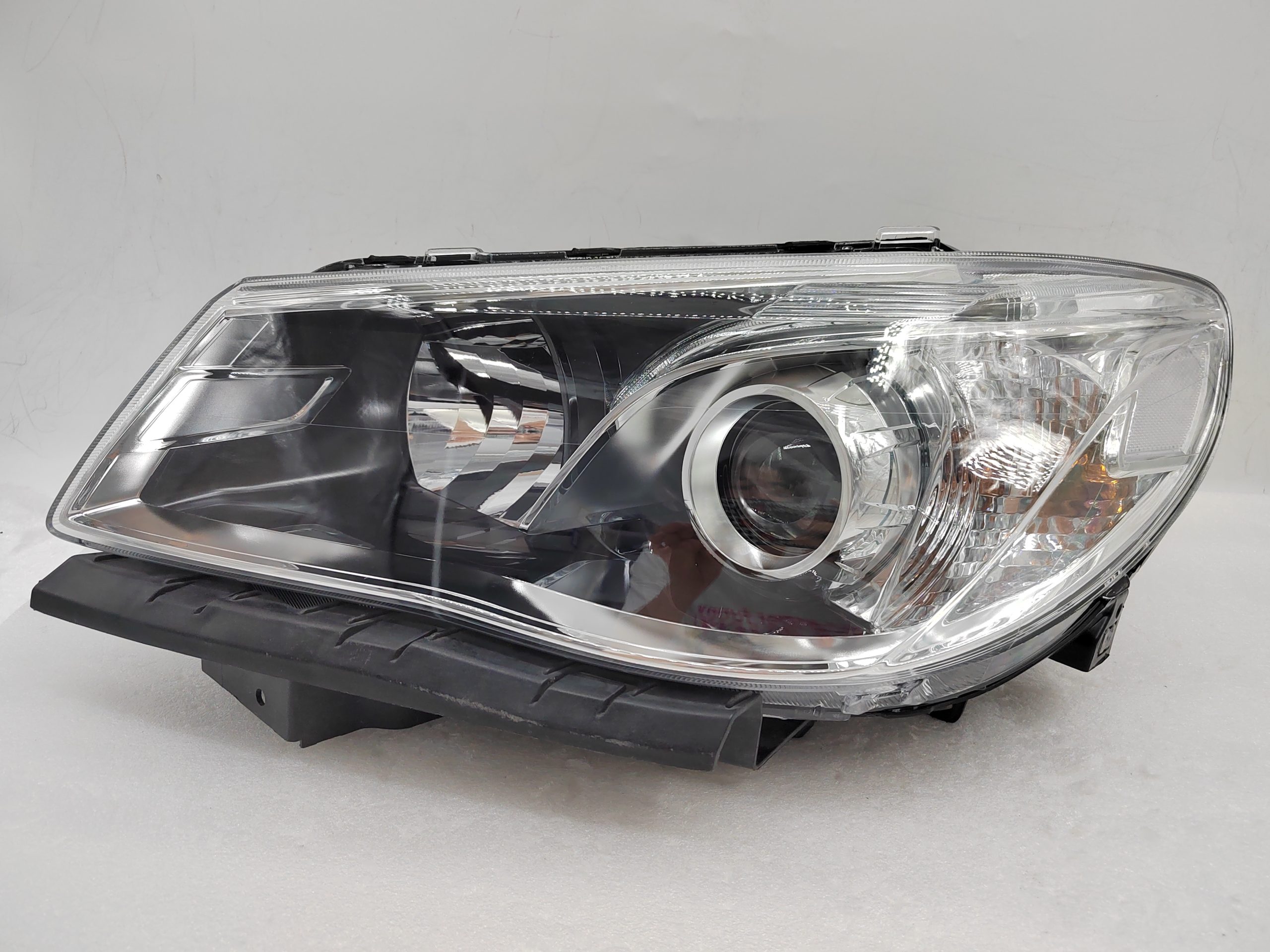 HOLDEN COMMODORE VF SV6 2013-2017 HALOGEN L.H.S HEADLIGHT ASSEMBLY