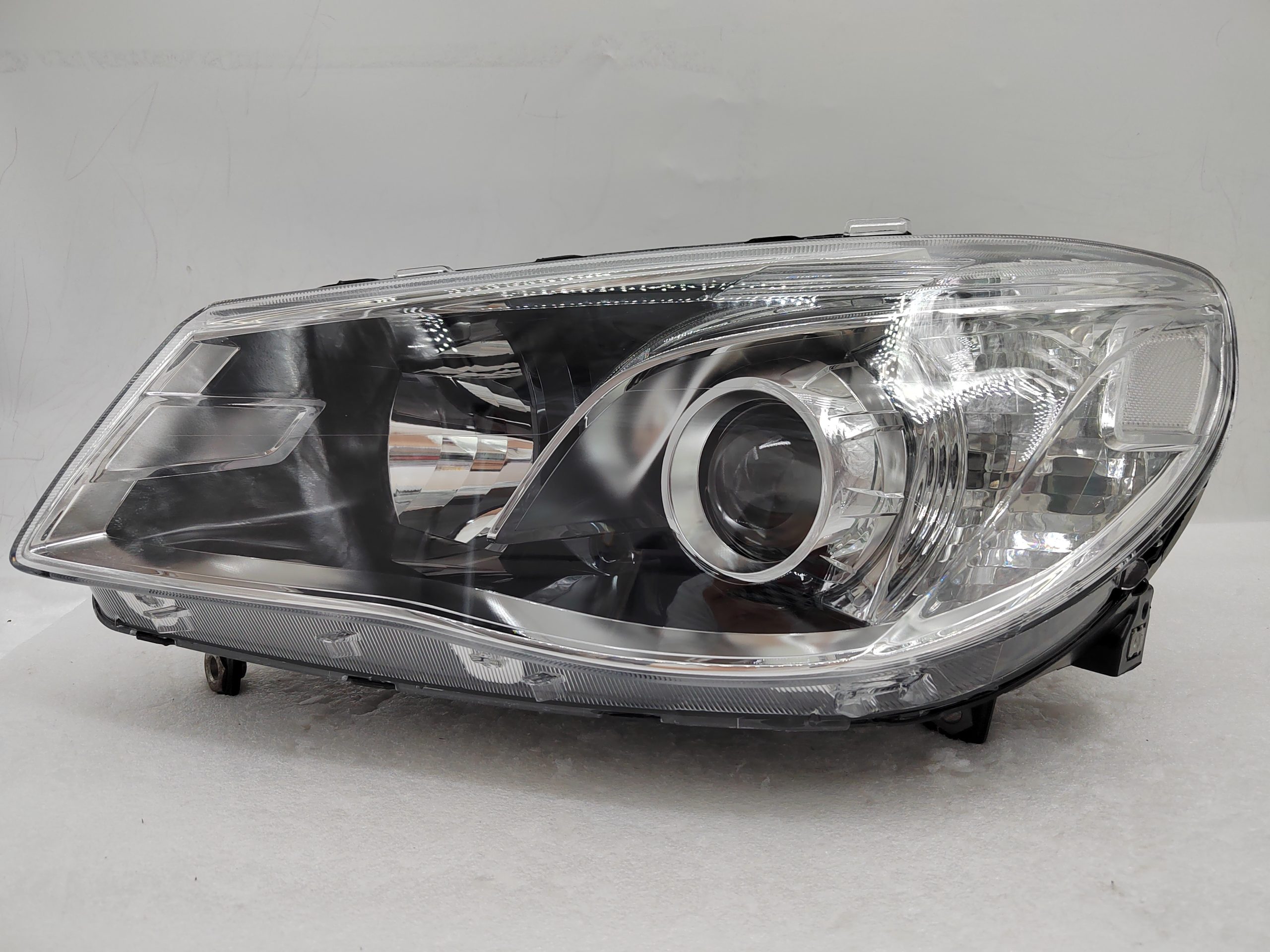 HOLDEN COMMODORE VF SV6 2013-2017 HALOGEN L.H.S HEADLIGHT ASSEMBLY