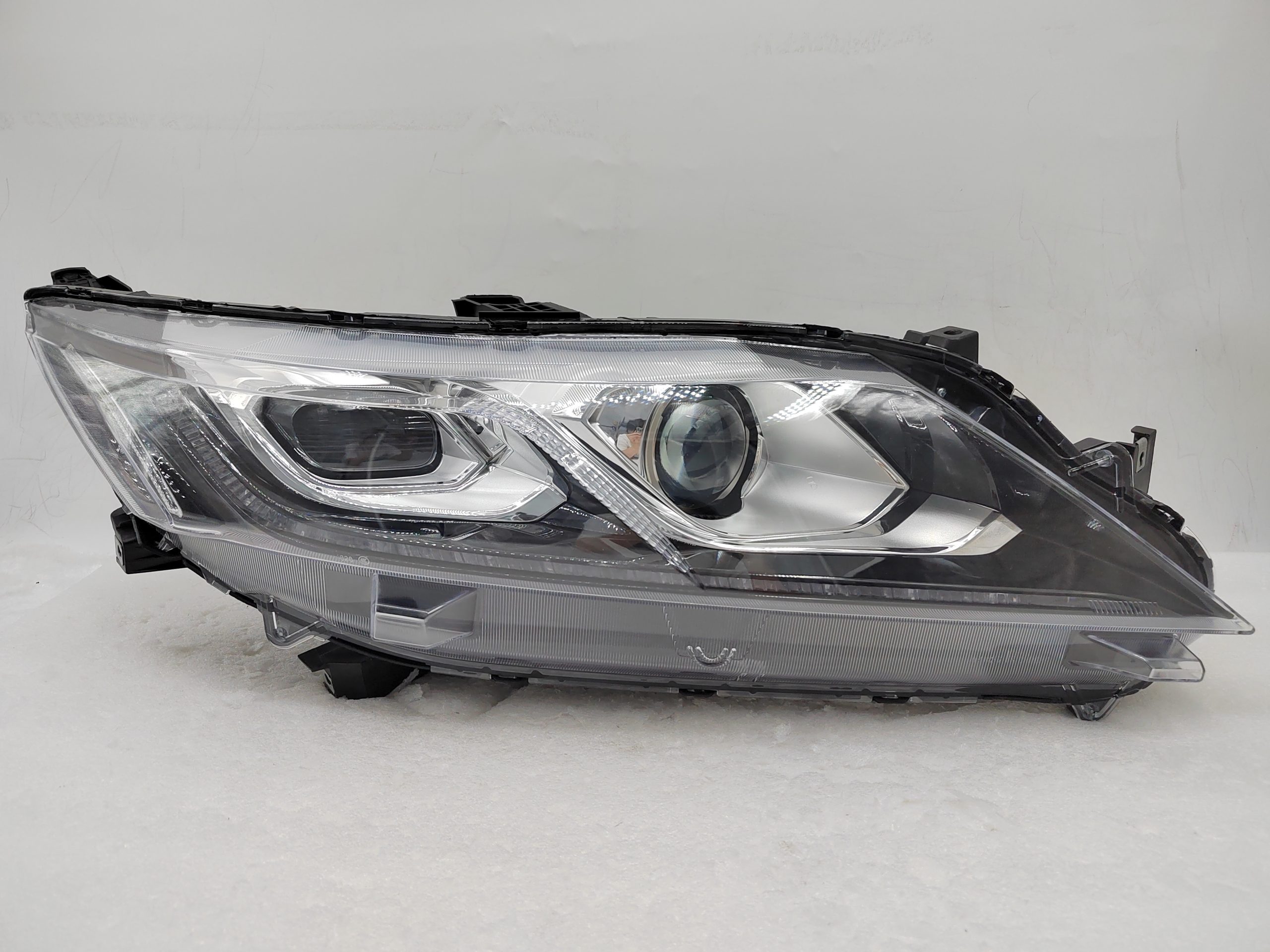MITSUBISHI ECLIPSE CROSS 2017-2020 HALOGEN R.H.S HEADLIGHT ASSEMBLY