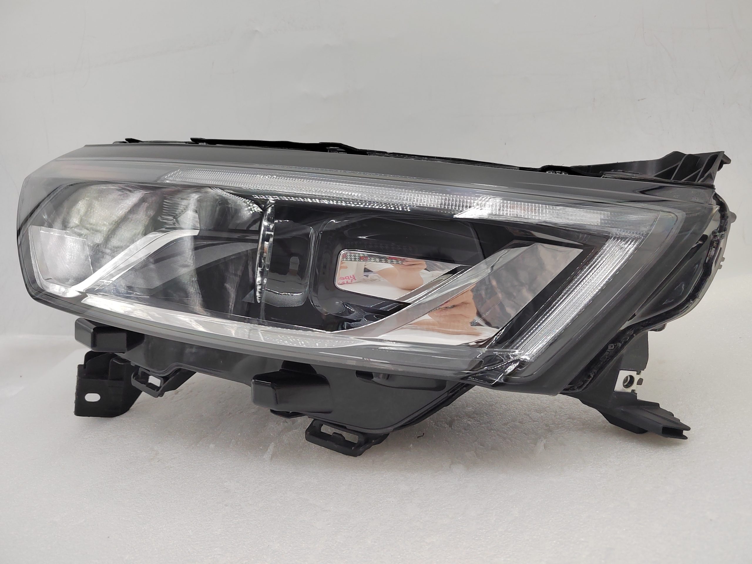 renault-koleos-2016-2020-halogen-l-h-s-headlight-assembly-australia
