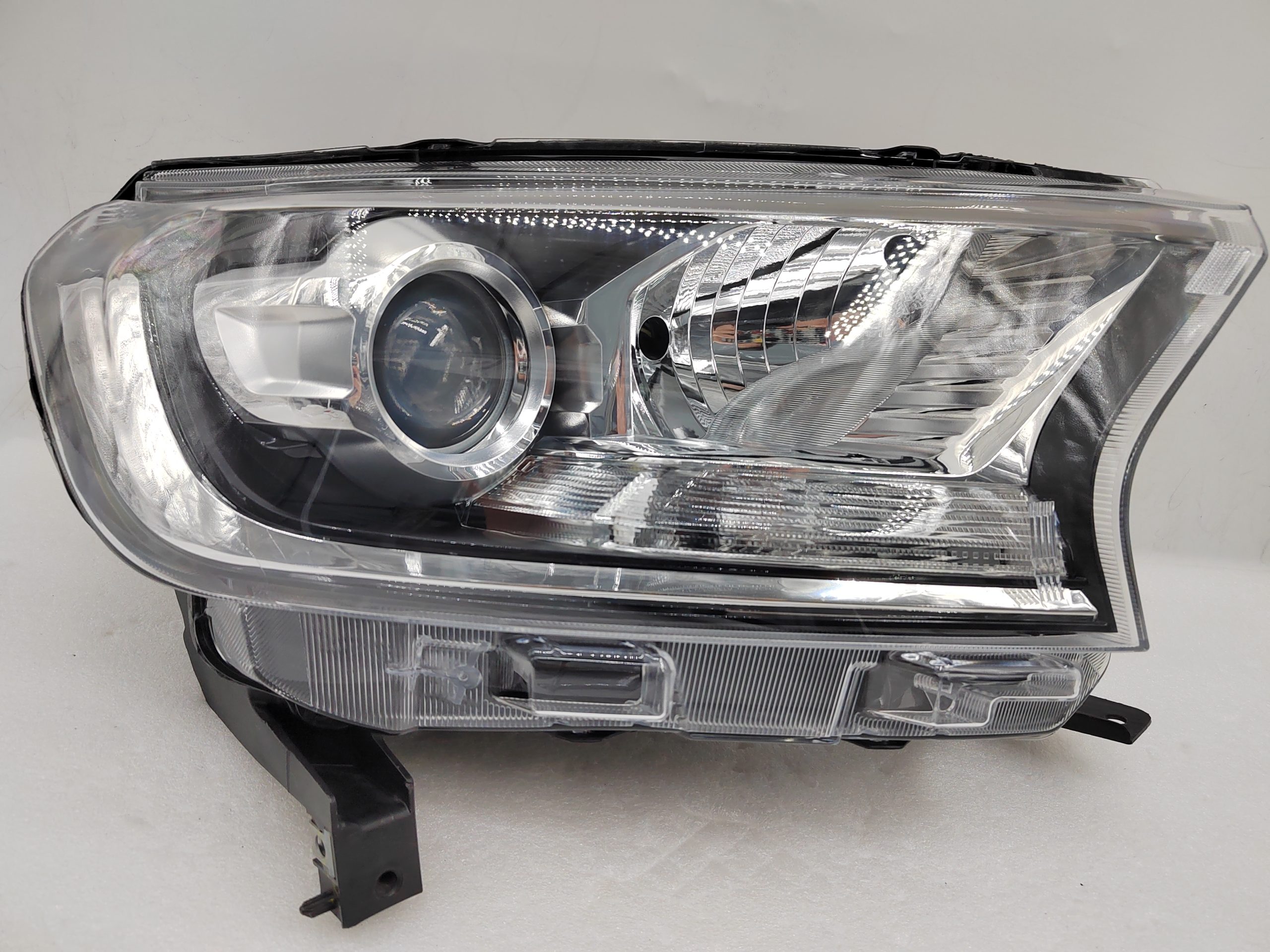 FORD EVEREST RANGER 2015-2019 HALOGEN R.H.S HEADLIGHT ASSEMBLY