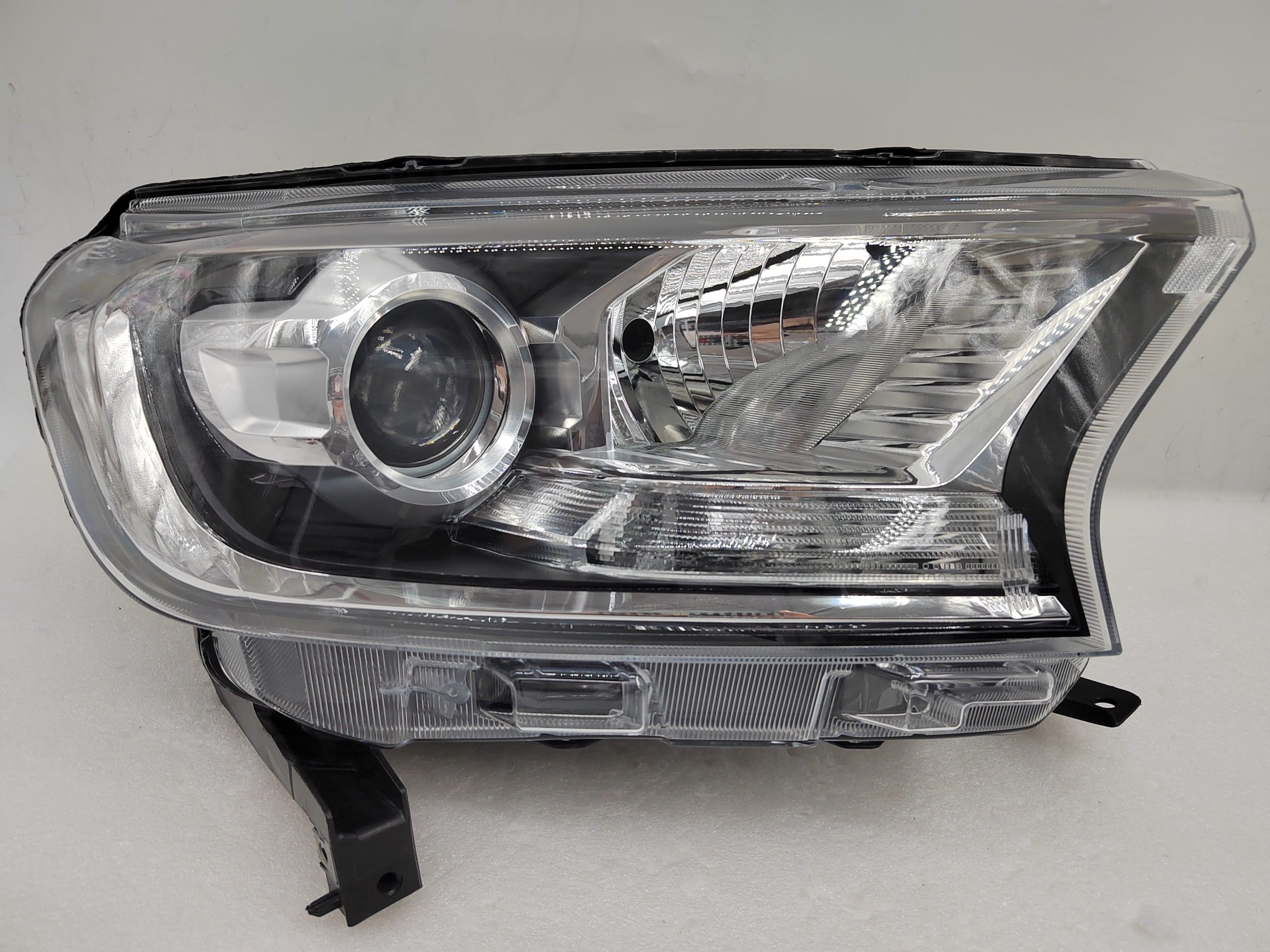 FORD EVEREST RANGER 2015-2019 HALOGEN R.H.S HEADLIGHT ASSEMBLY
