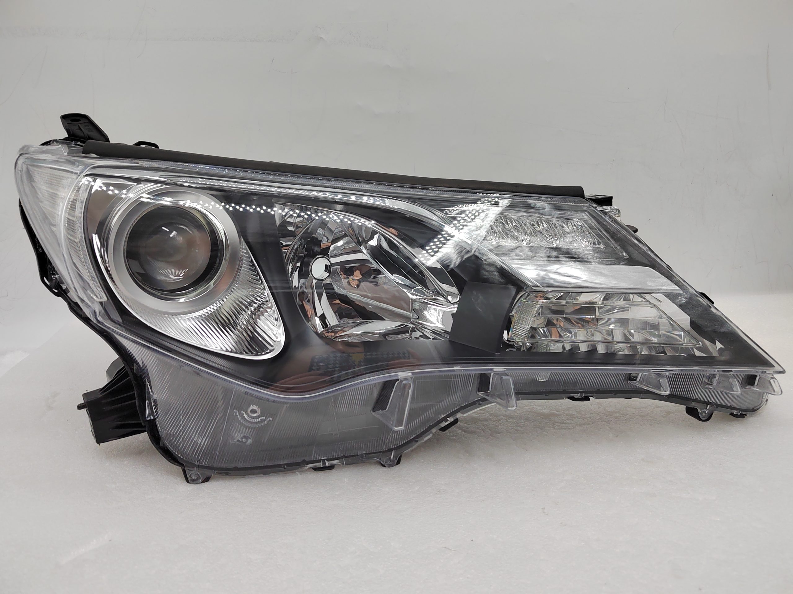 TOYOTA RAV4 IV XA40 2013-2015 HALOGEN R.H.S HEADLIGHT ASSEMBLY