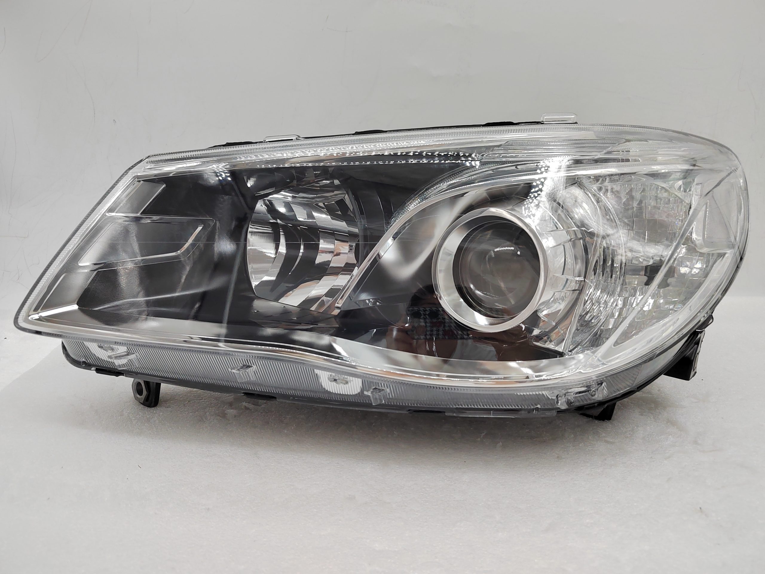 HOLDEN COMMODORE VF SV6 2013-2017 HALOGEN L.H.S HEADLIGHT ASSEMBLY