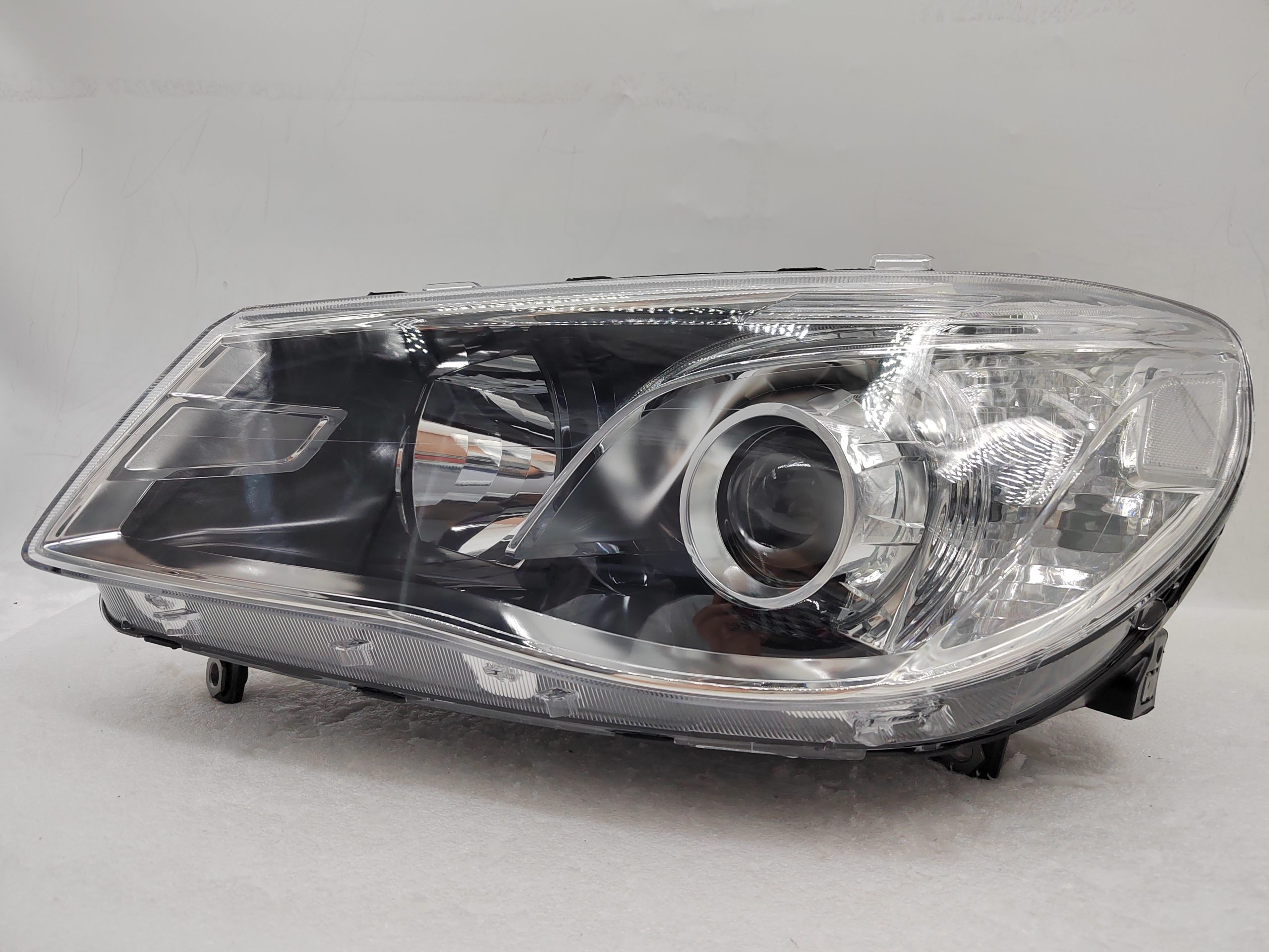 HOLDEN COMMODORE VF SV6 2013-2017 HALOGEN L.H.S HEADLIGHT ASSEMBLY