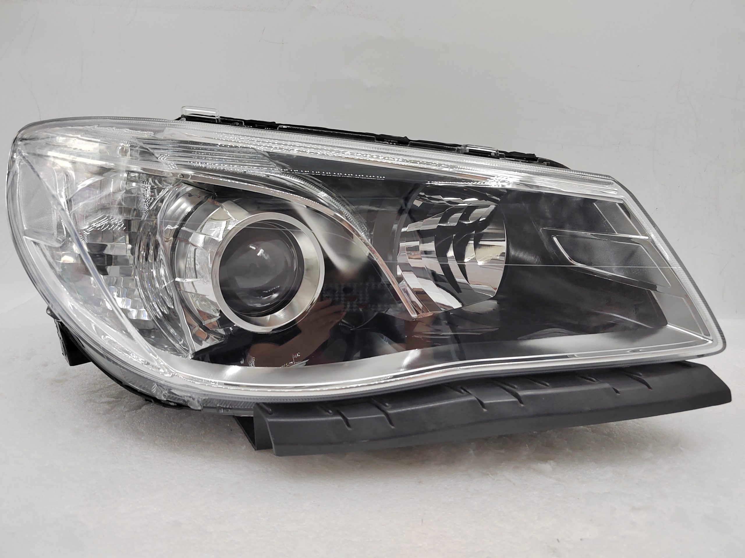 HOLDEN COMMODORE VF SV6 2013-2017 HALOGEN R.H.S HEADLIGHT ASSEMBLY