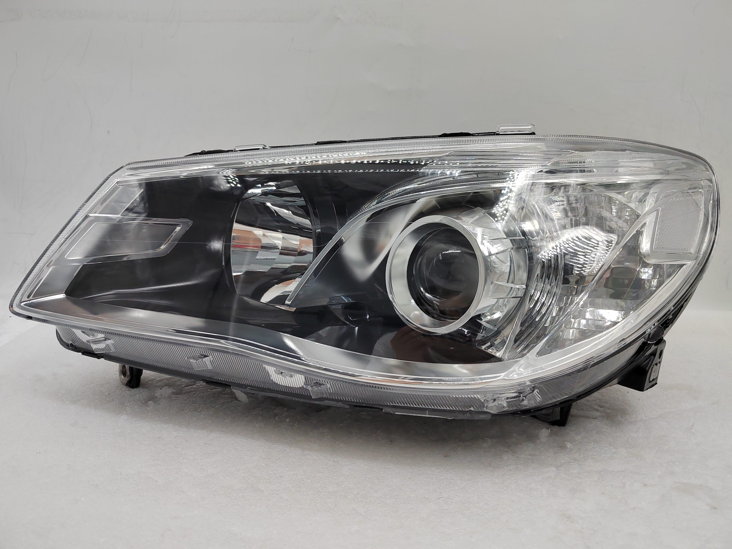 HOLDEN COMMODORE VF SV6 2013-2017 HALOGEN L.H.S HEADLIGHT ASSEMBLY