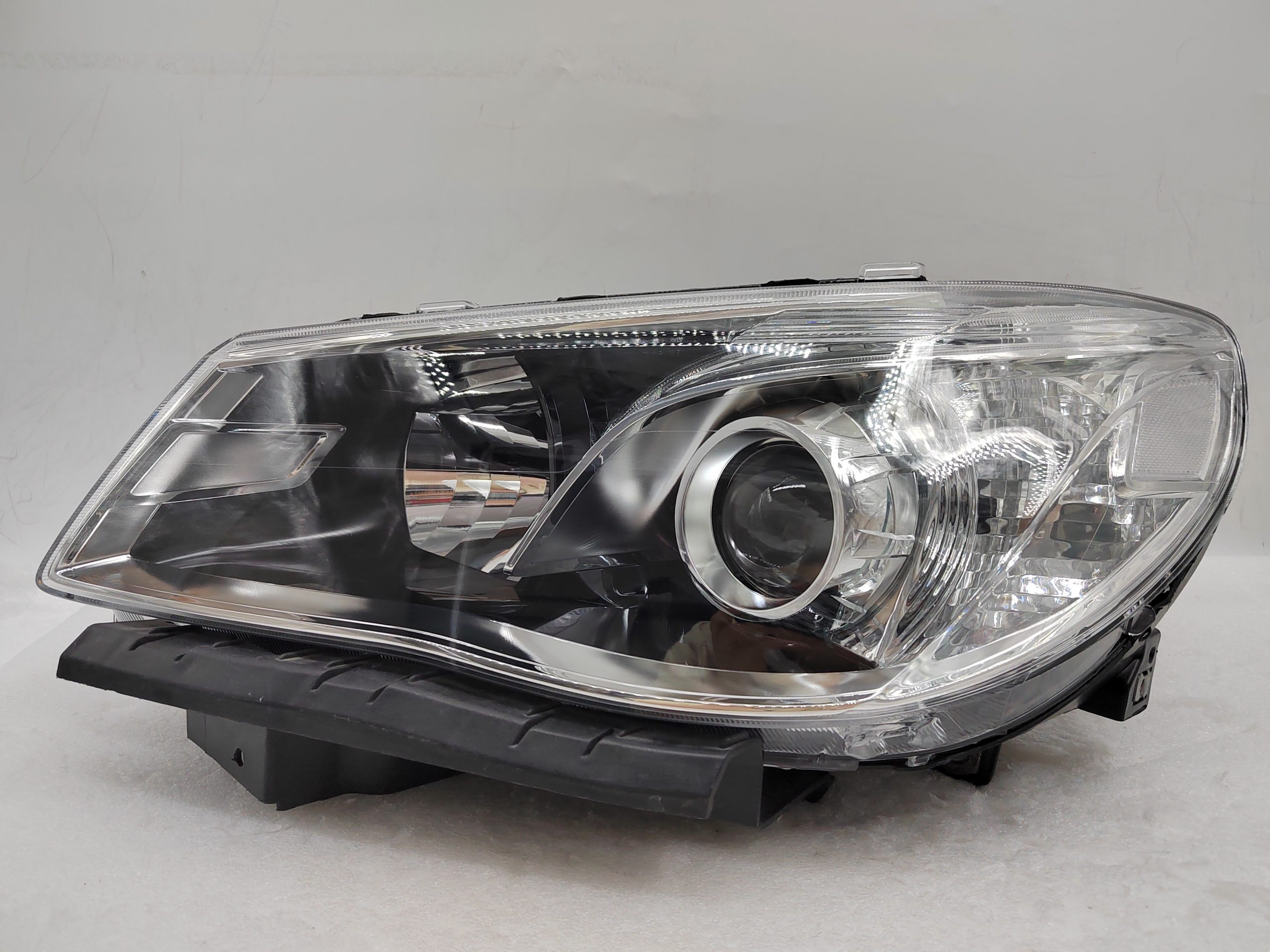 HOLDEN COMMODORE VF SV6 2013-2017 HALOGEN L.H.S HEADLIGHT ASSEMBLY