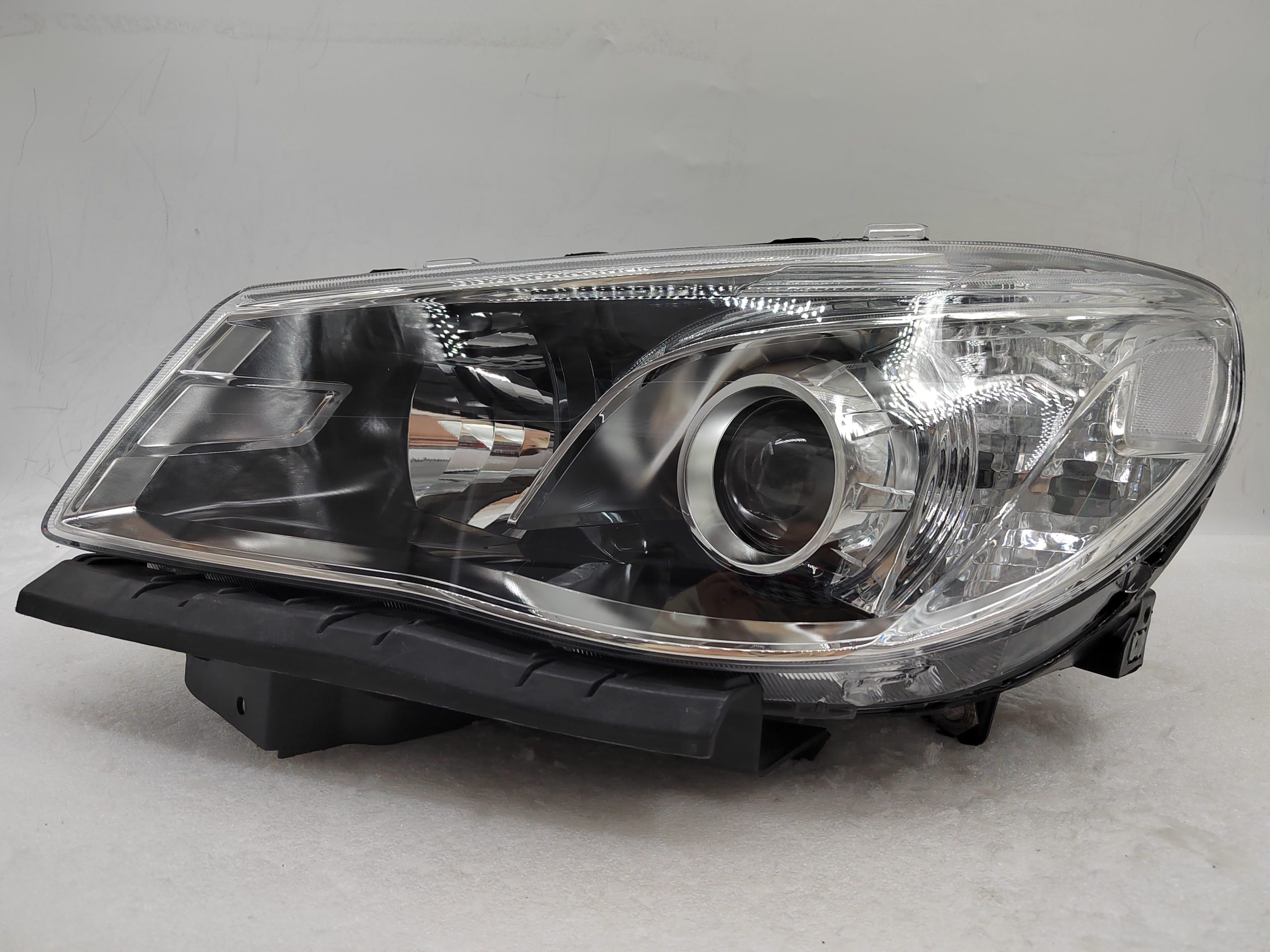 HOLDEN COMMODORE VF SV6 2013-2017 HALOGEN L.H.S HEADLIGHT ASSEMBLY