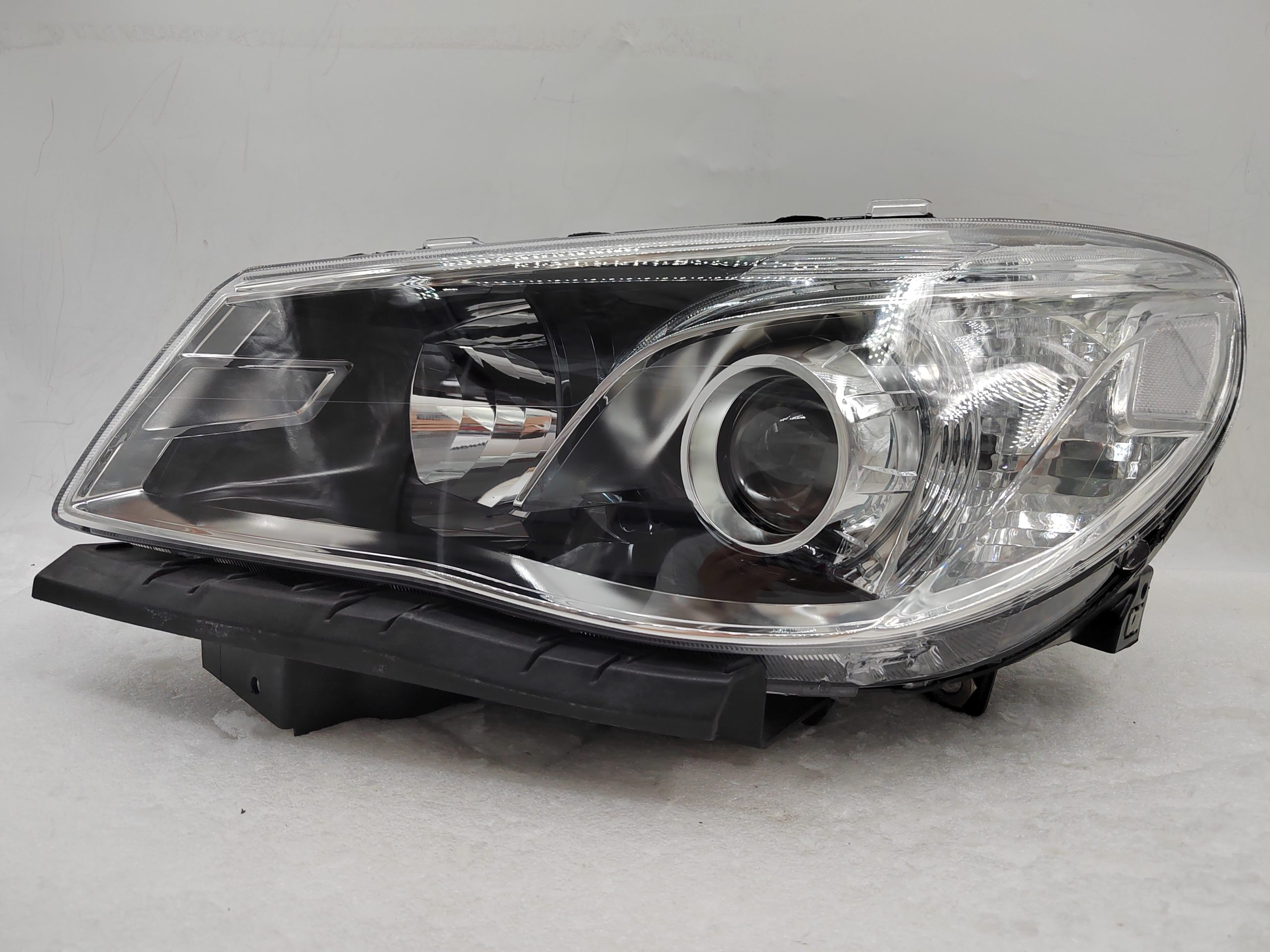 HOLDEN COMMODORE VF SV6 2013-2017 HALOGEN L.H.S HEADLIGHT ASSEMBLY
