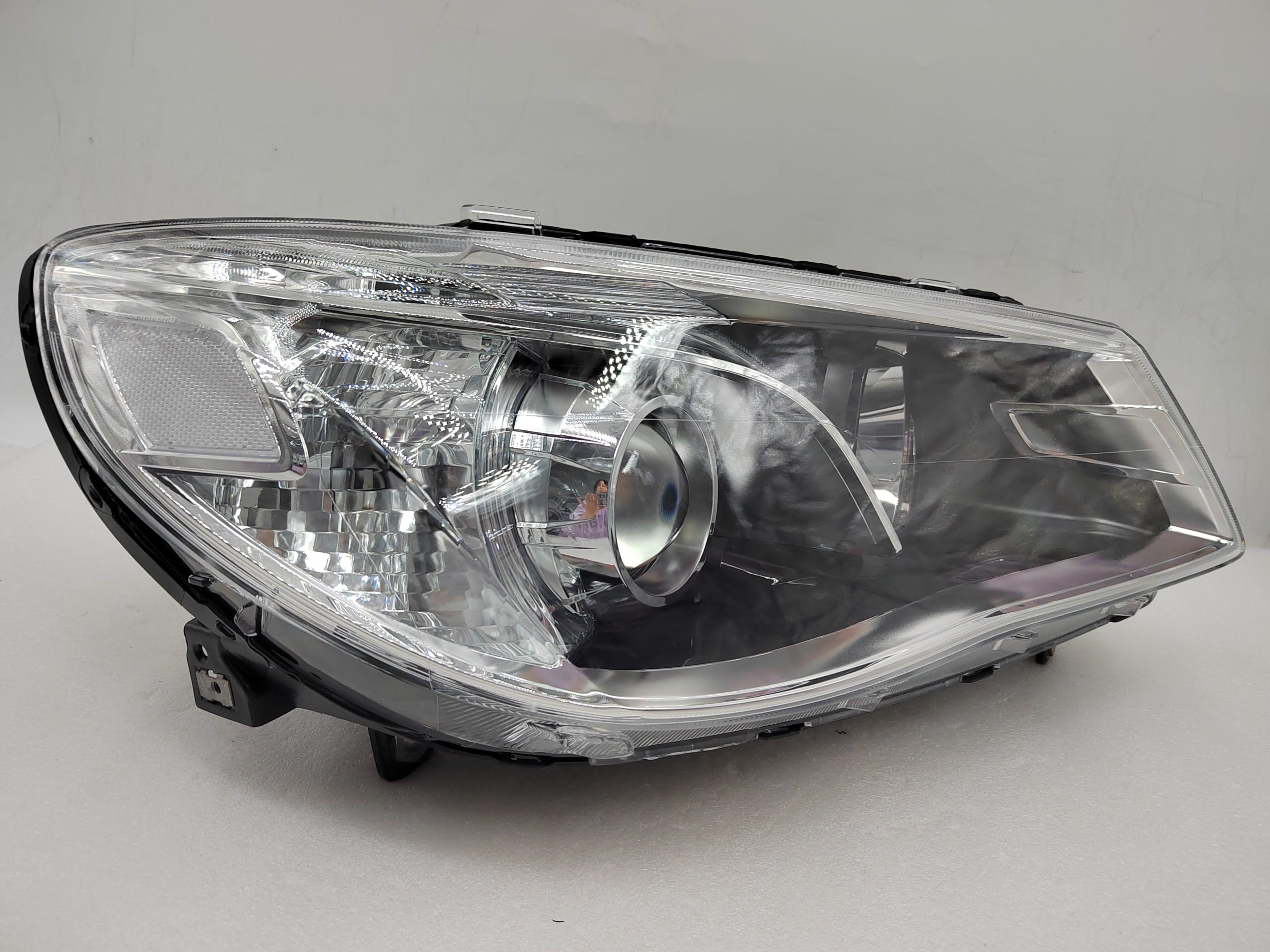 HOLDEN COMMODORE VF SV6 2013-2017 HALOGEN R.H.S HEADLIGHT ASSEMBLY